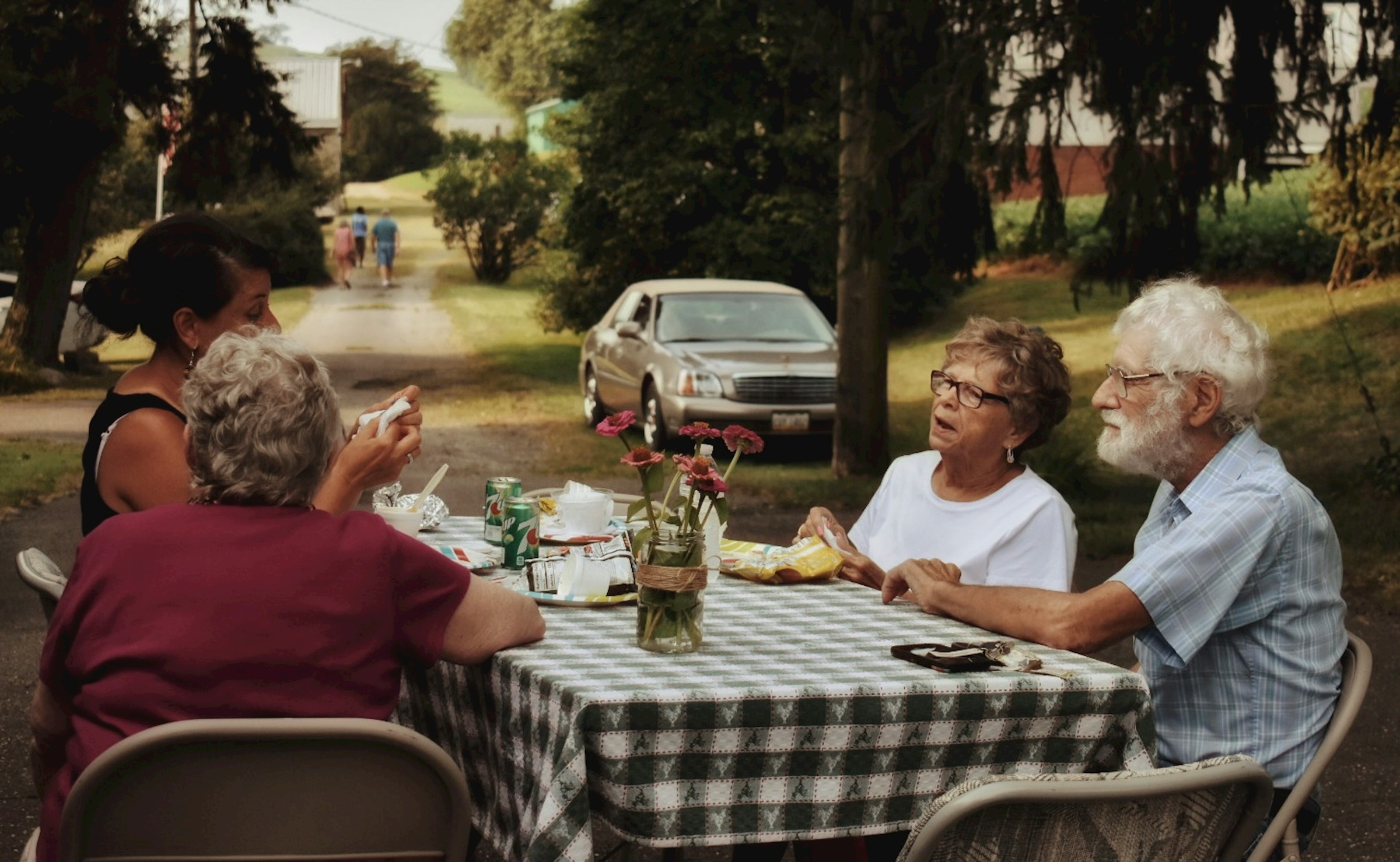 Une famille réunie pour un dîner en plein air | Source : Unsplash