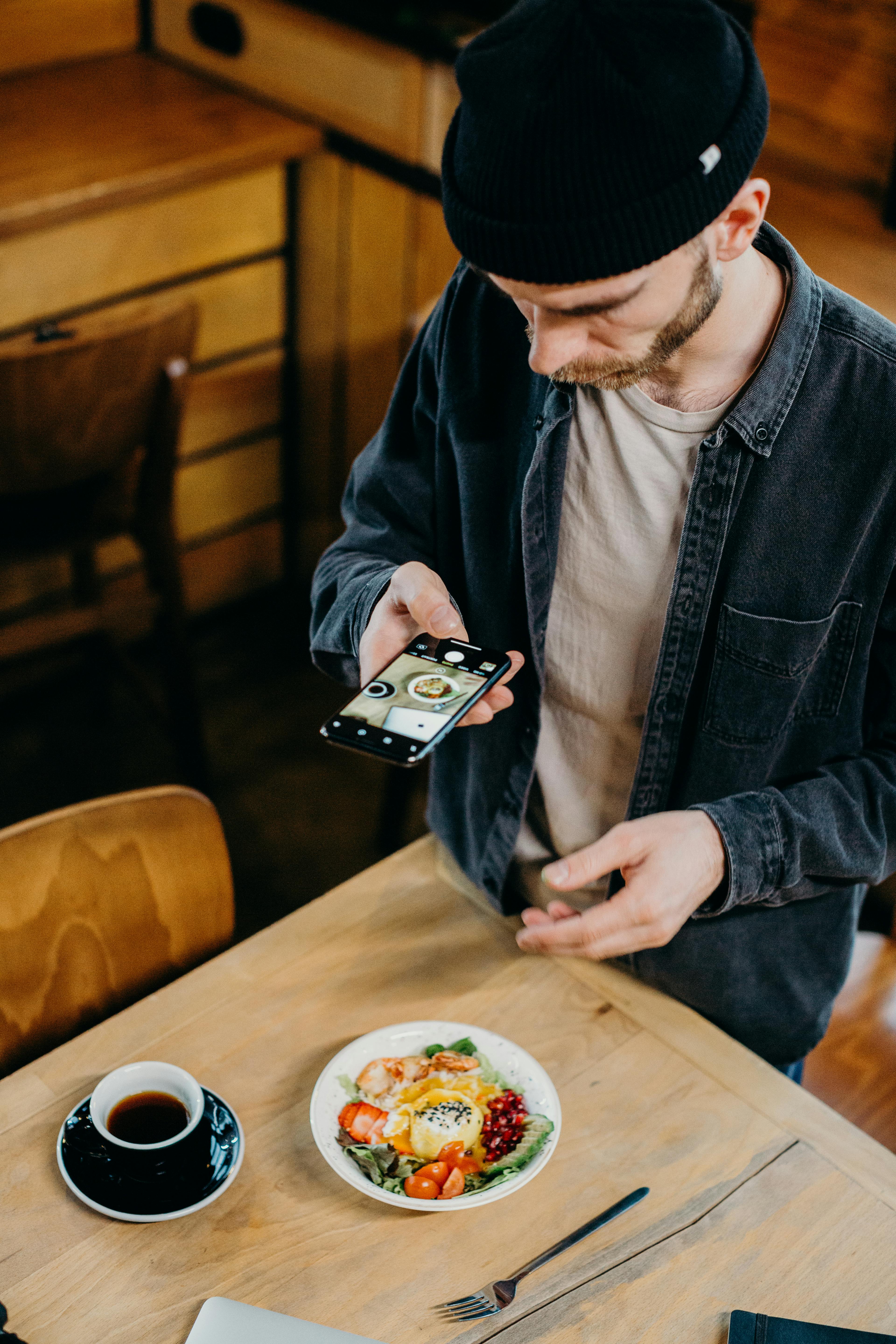 Un homme prenant une photo d'un repas | Source : Pexels