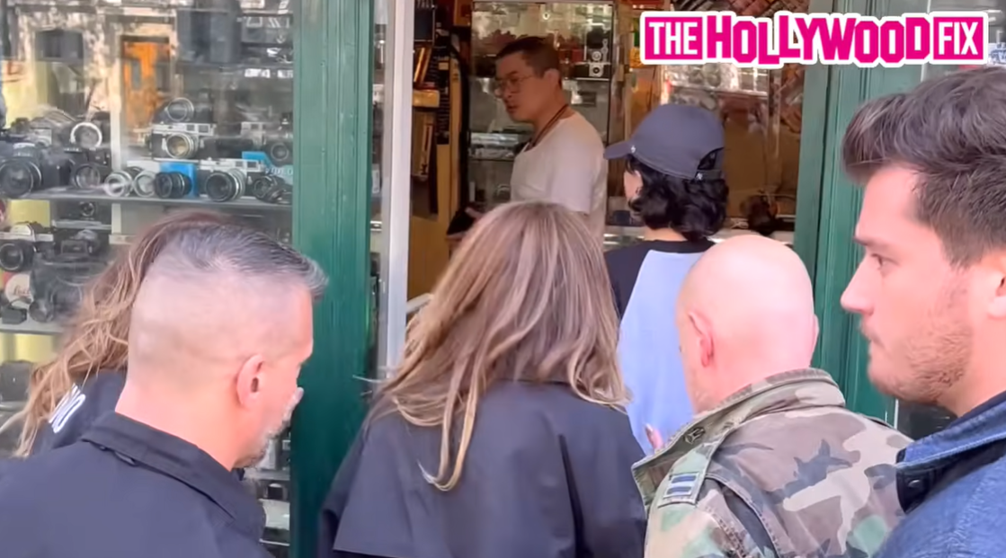 Jennifer Lopez et Emme Muñiz entrent dans un magasin d'appareils photo à Paris, en France, comme on peut le voir dans une vidéo datée du 10 mai 2024. | Source : YouTube/TheHollywoodFix
