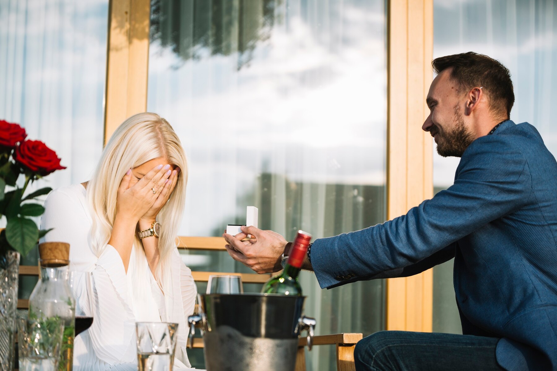 Une femme heureuse qui se couvre le visage avec ses mains | Source : Freepik