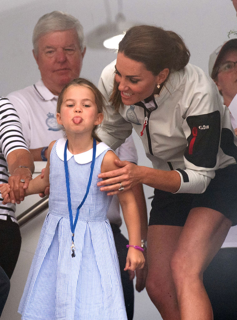 La princesse Charlotte de Cambridge tire la langue, au grand amusement de sa mère Catherine, duchesse de Cambridge, après la régate inaugurale de la King's Cup organisée par le duc et la duchesse de Cambridge, le 8 août 2019 à Cowes, en Angleterre. | Source : Getty Images