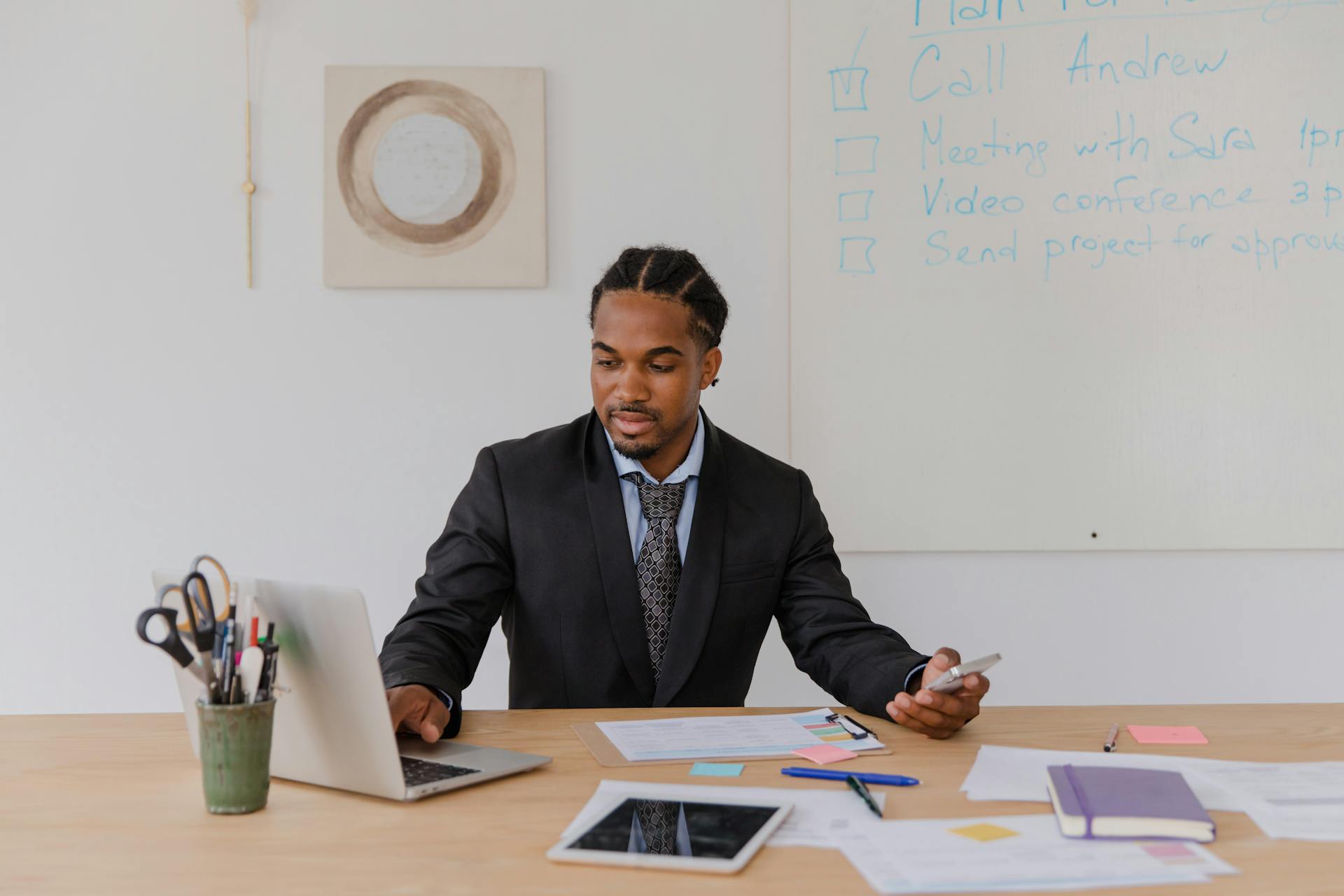 Un homme travaillant dans un bureau | Source : Pexels