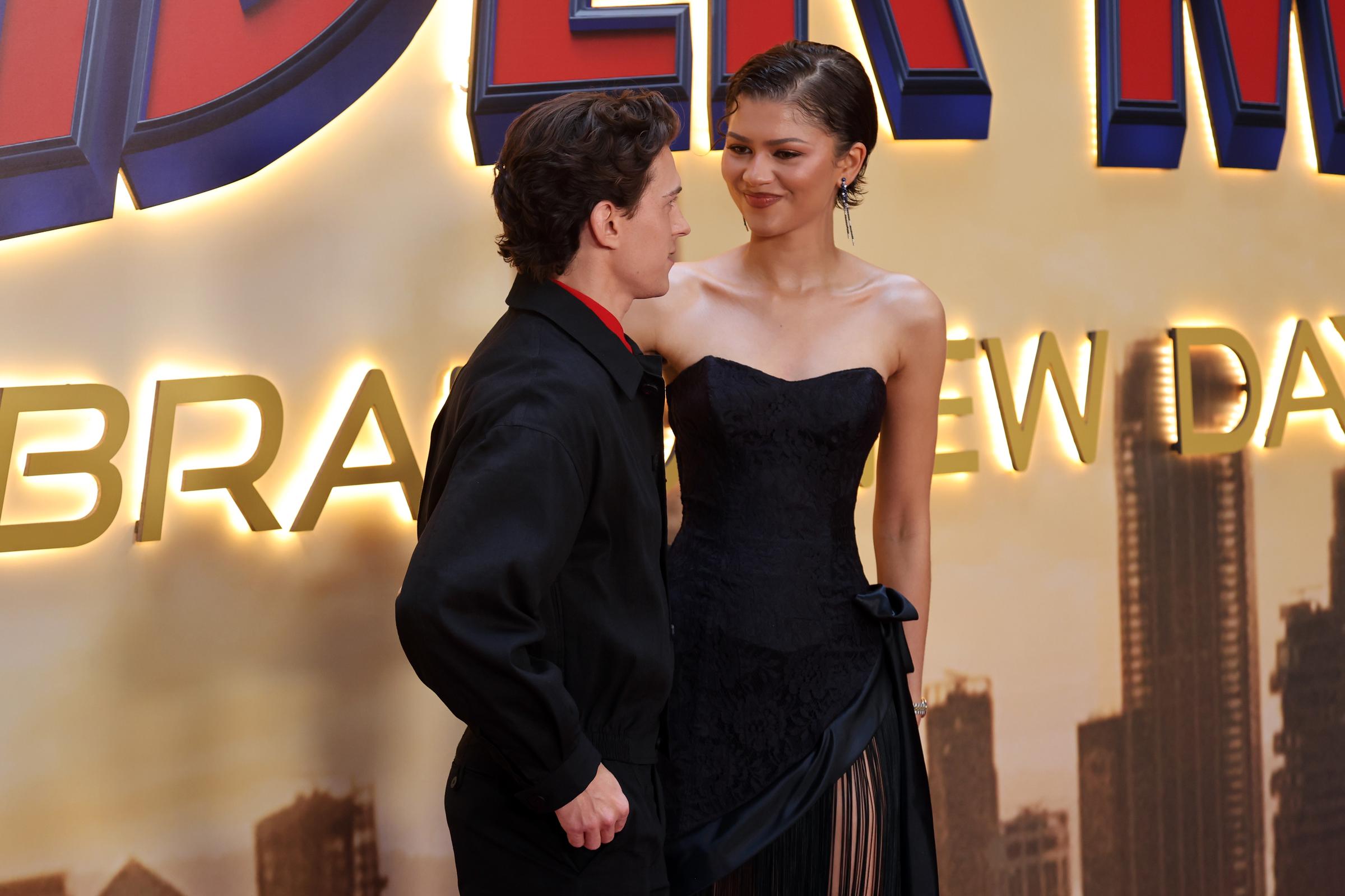 On aurait dit qu'il y avait un peu de gêne quand ils ont pris la pose sur le tapis rouge. | Source : Getty Images