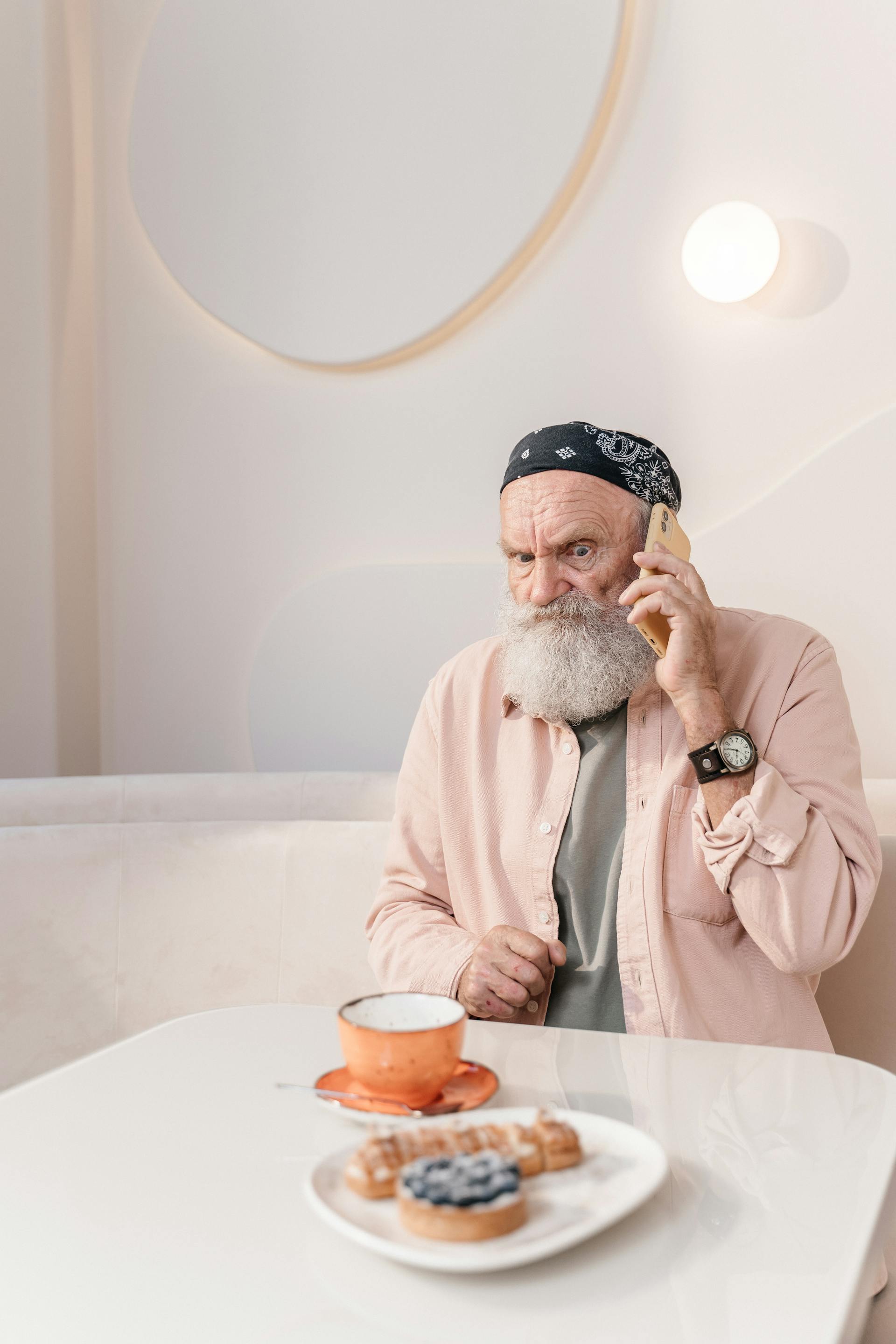 Un homme au téléphone | Source : Pexels