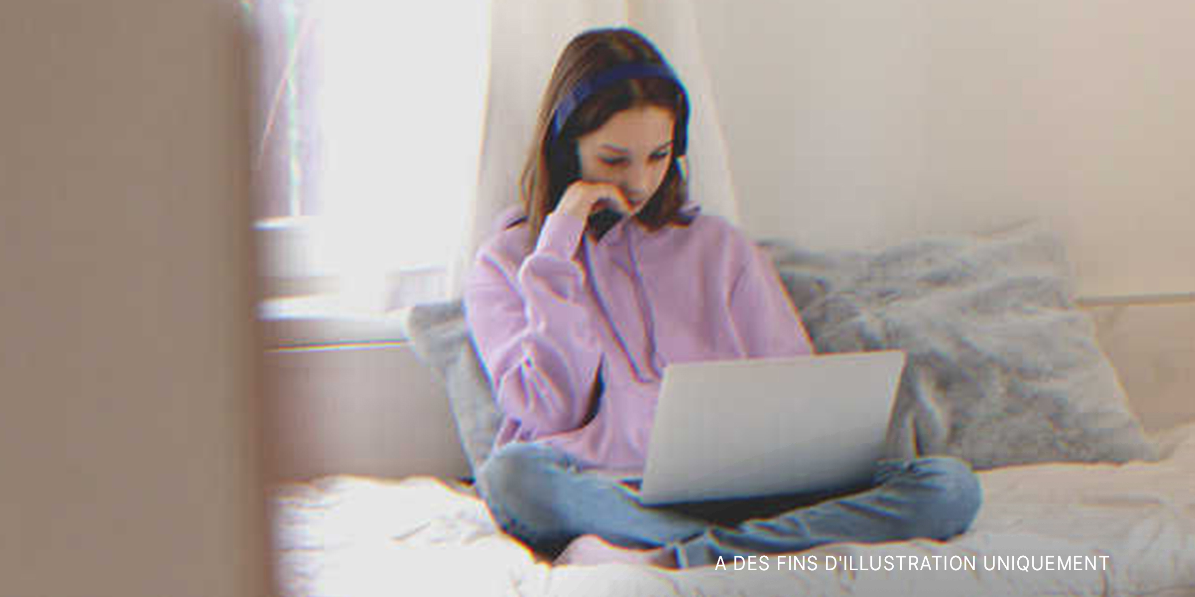 Une adolescente sur son ordinateur portable | Source : Shutterstock