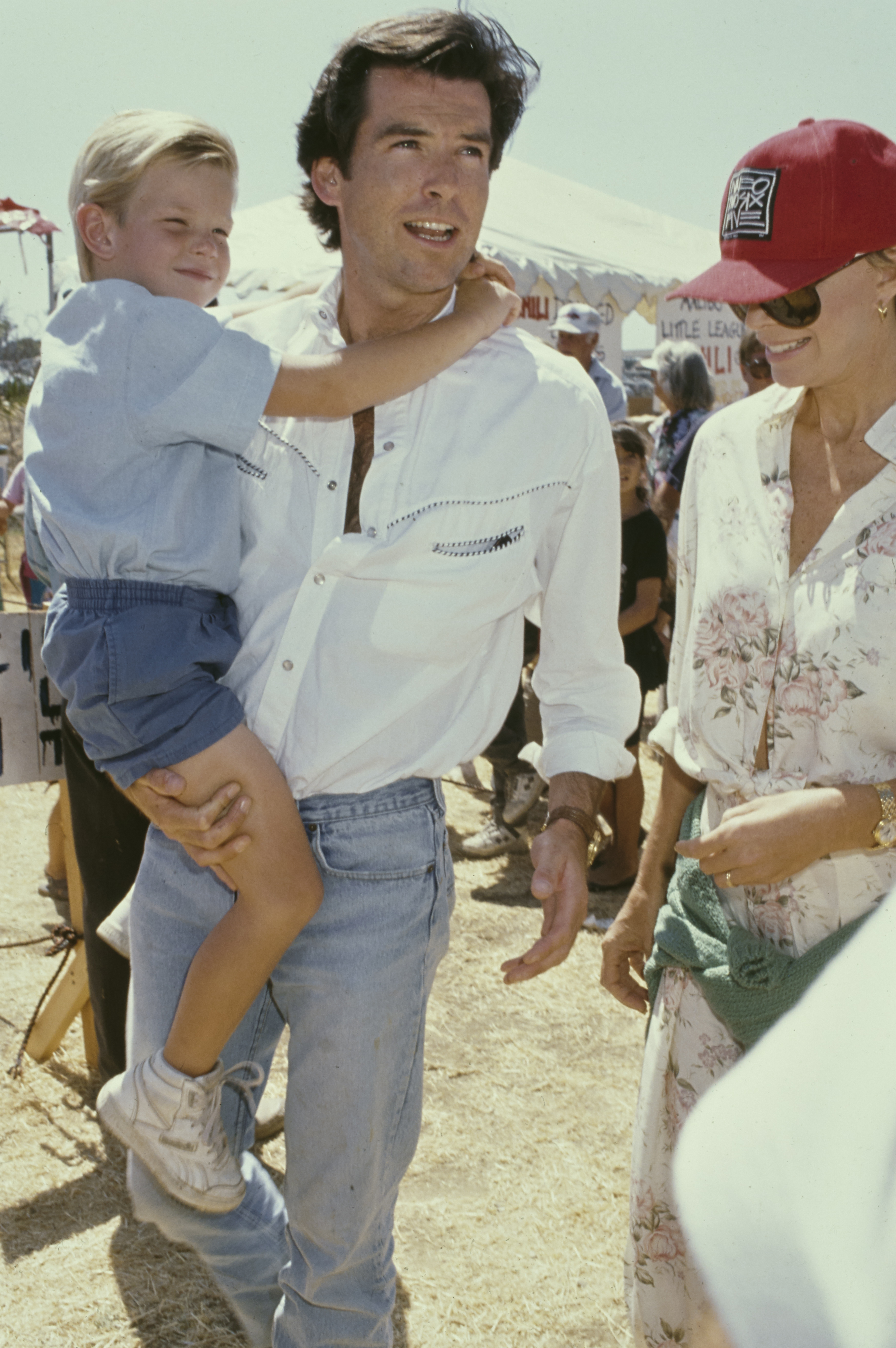 Pierce Brosnan, Sean Brosnan et Cassandra Harris à la 8e édition du Malibu Kiwanis Chili Cook-off Carnival &amp; Fair en Californie le 2 septembre 1989 | Source : Getty Images