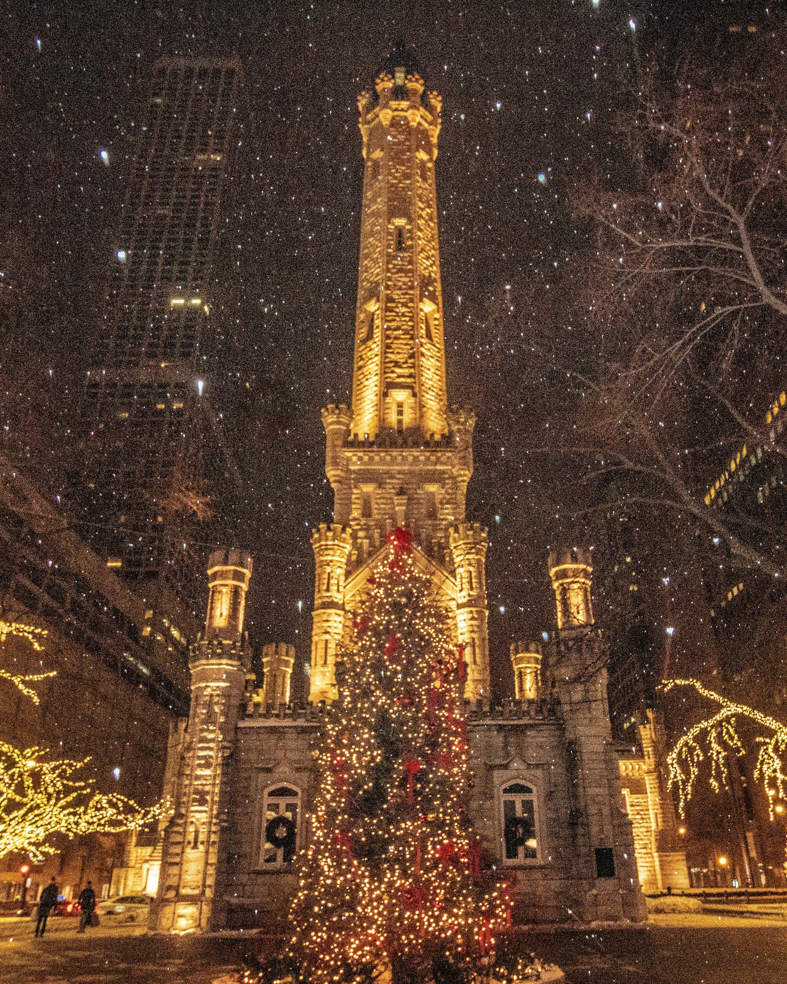 Une rue enneigée à Noël | Source : Pexels