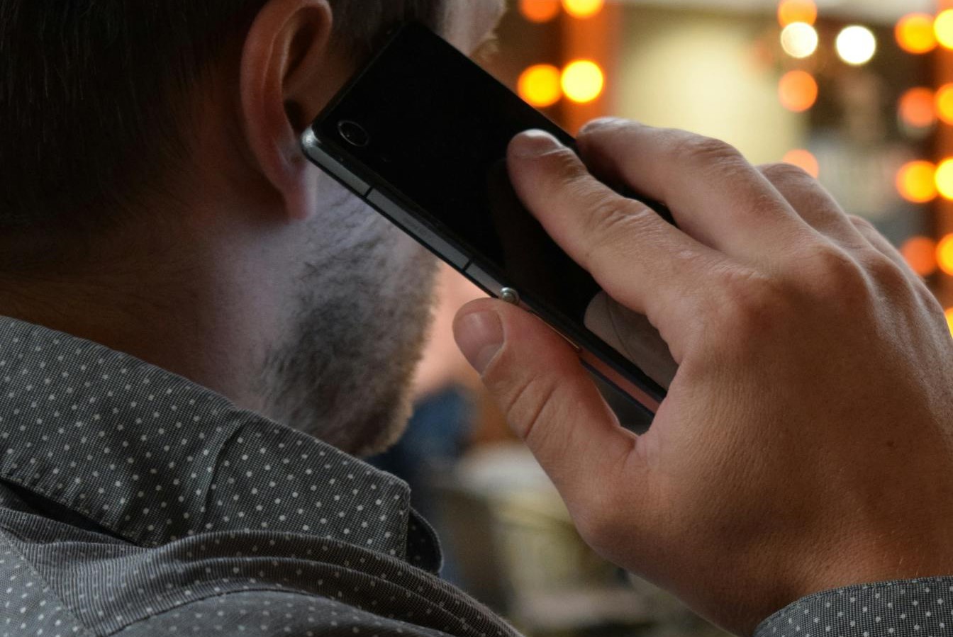 Un homme qui parle au téléphone | Source : Pexels