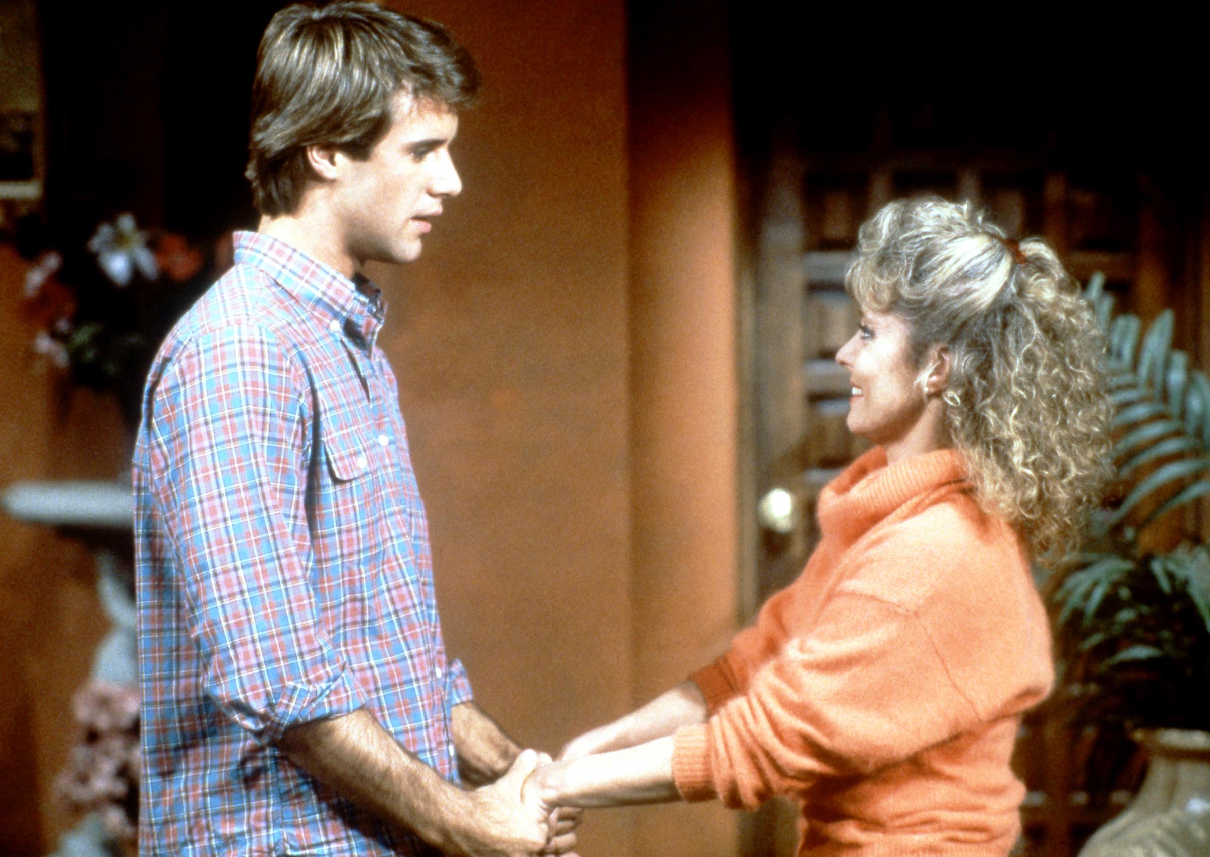 Todd McKee et Judith McConnell sur le plateau de tournage du feuilleton télévisé américain "Santa Barbara" à Los Angeles, Californie, vers 1986. | Source : Getty Images