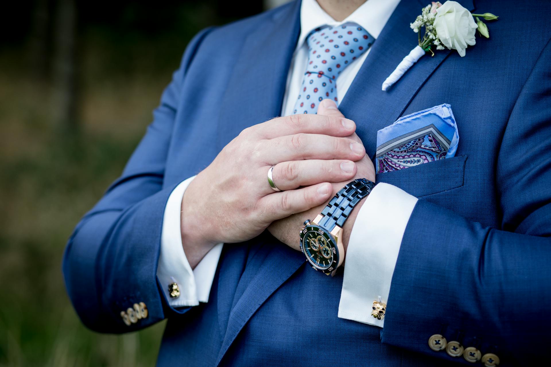 Un homme qui berce sa main gauche contre sa poitrine | Source : Pexels
