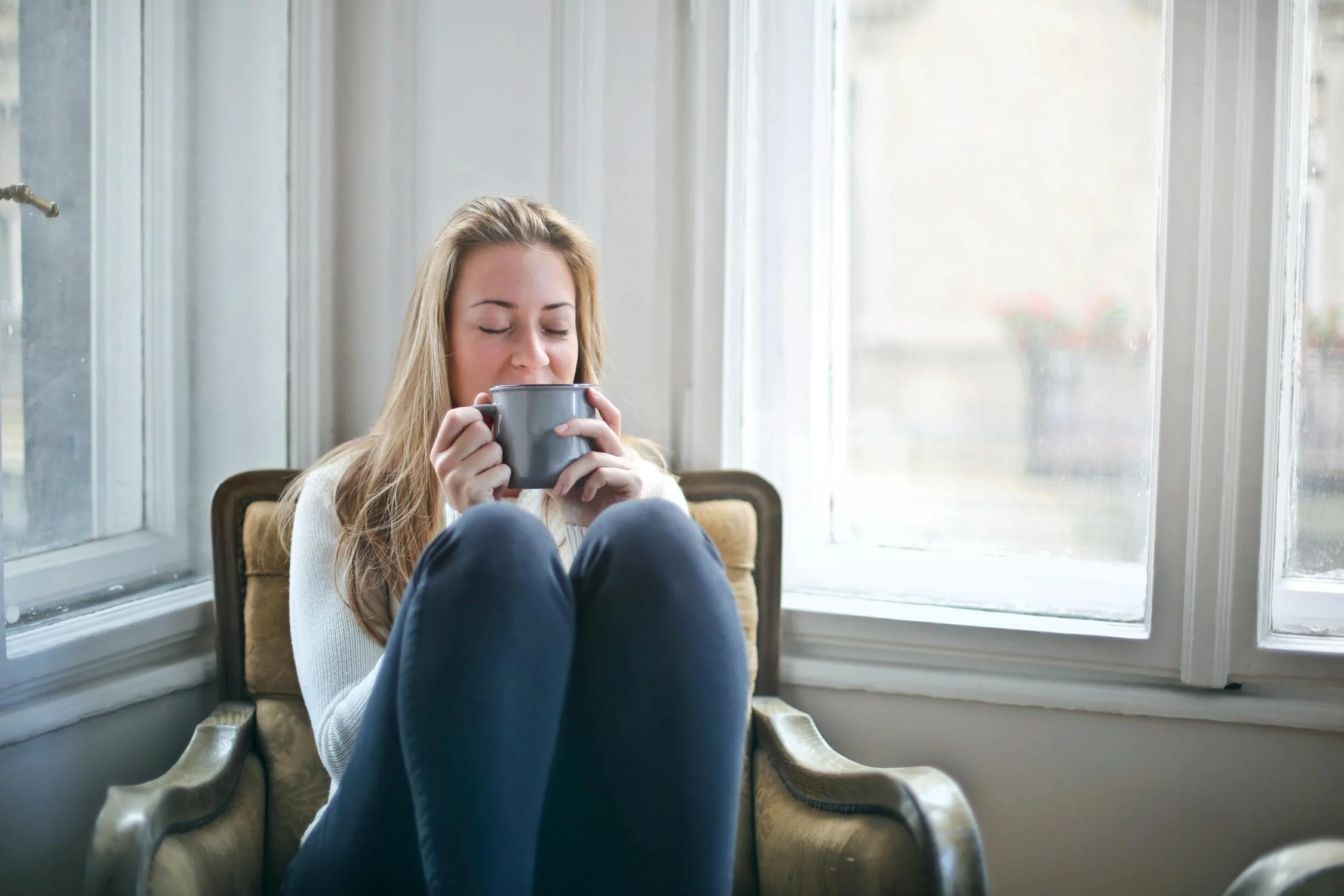 Une femme calme qui boit du café | Source : Pexels