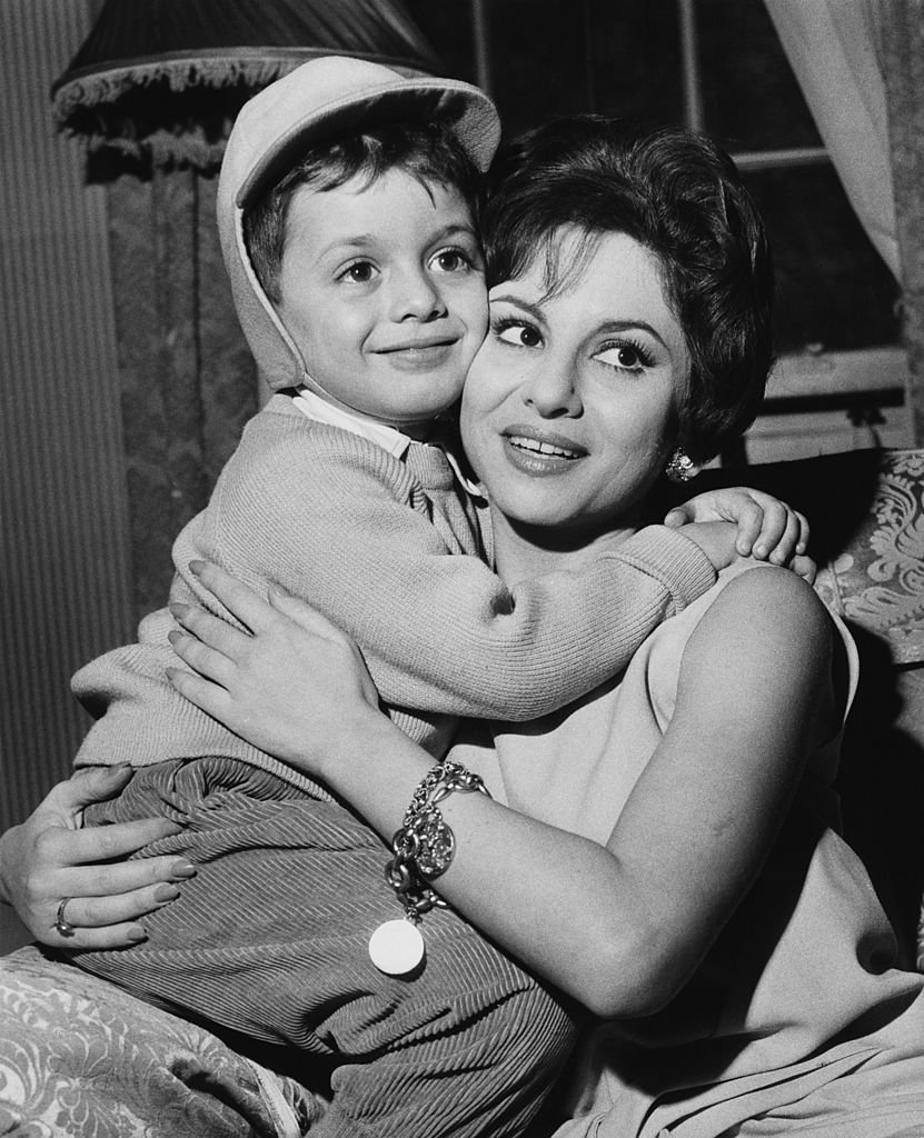 Faten Hamama et son fils Tarek Sharif le 22 novembre 1961 à Londres. l Source : Getty Images