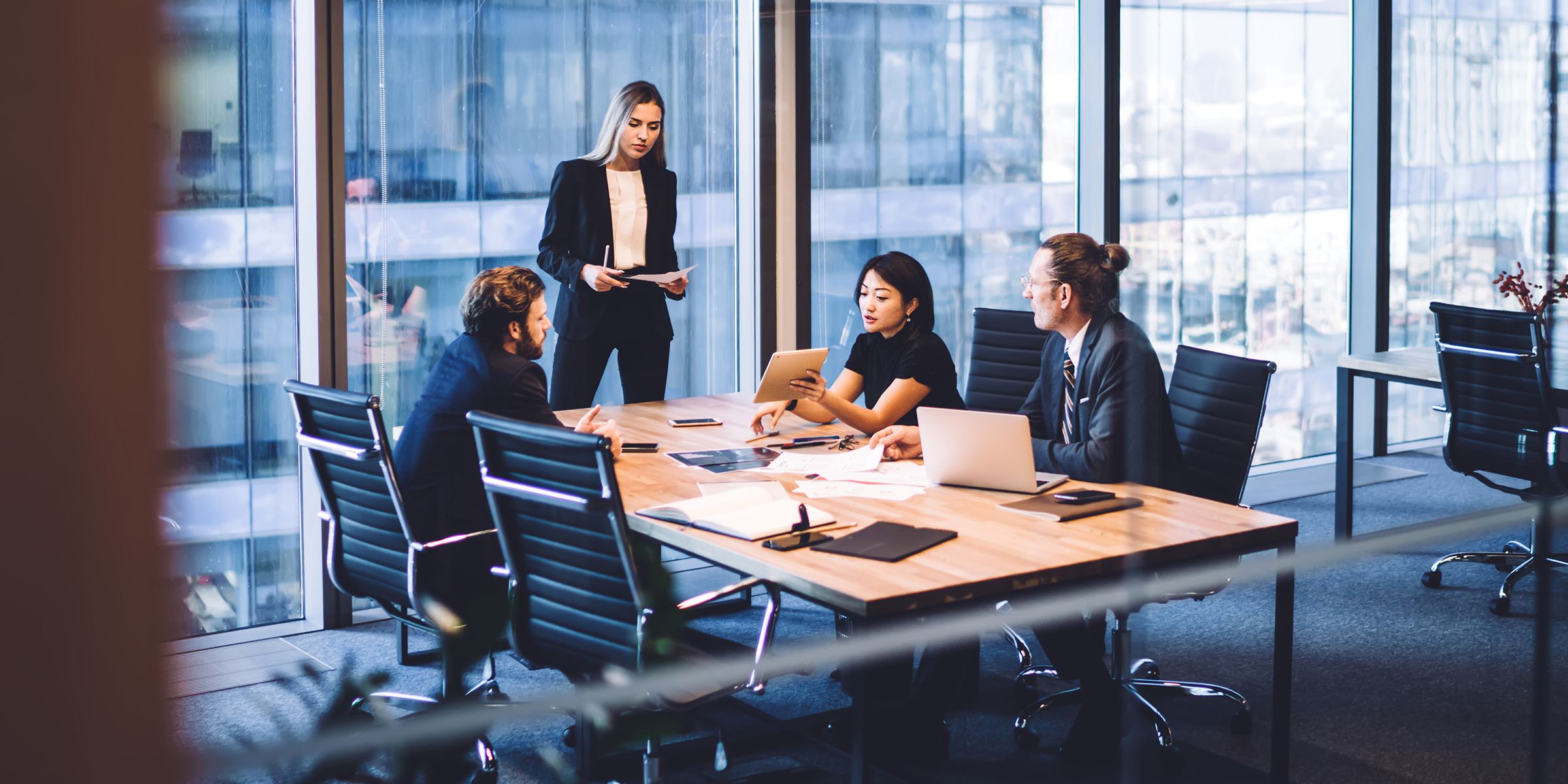 Employés de bureau en réunion | Source : Shutterstock