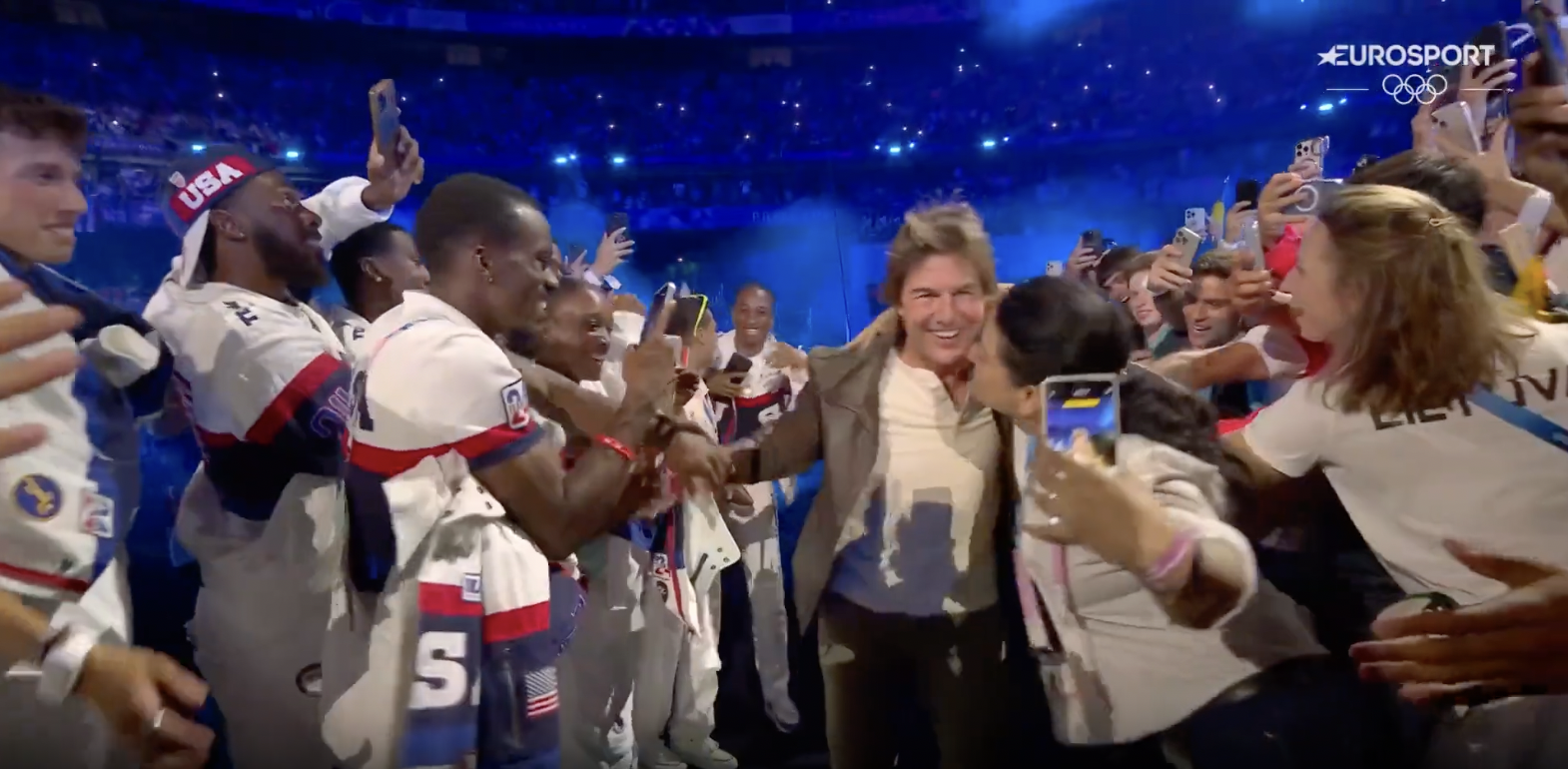 Tom Cruise interagissant avec des fans lors de la cérémonie de clôture des Jeux olympiques de Paris, postée le 12 août 2024 | Source : YouTube/Eurosport