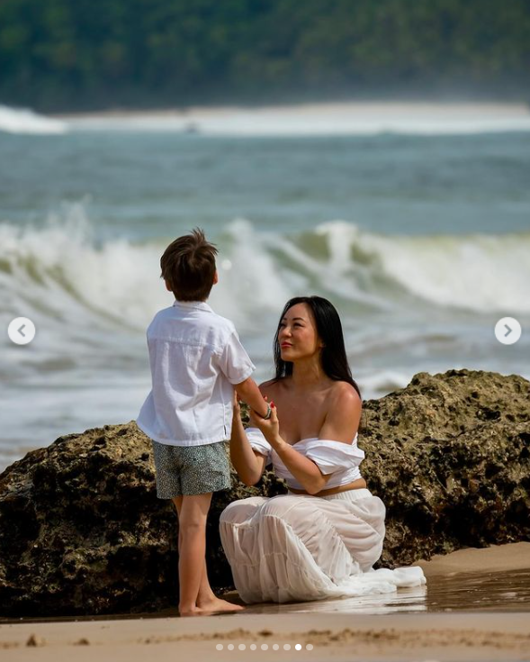 Une autre photo montre Christopher Woolf Mapelli Mozzi partageant de doux moments avec sa mère, Dara Huang, au bord de la mer. | Source : Instagram/dara_huang