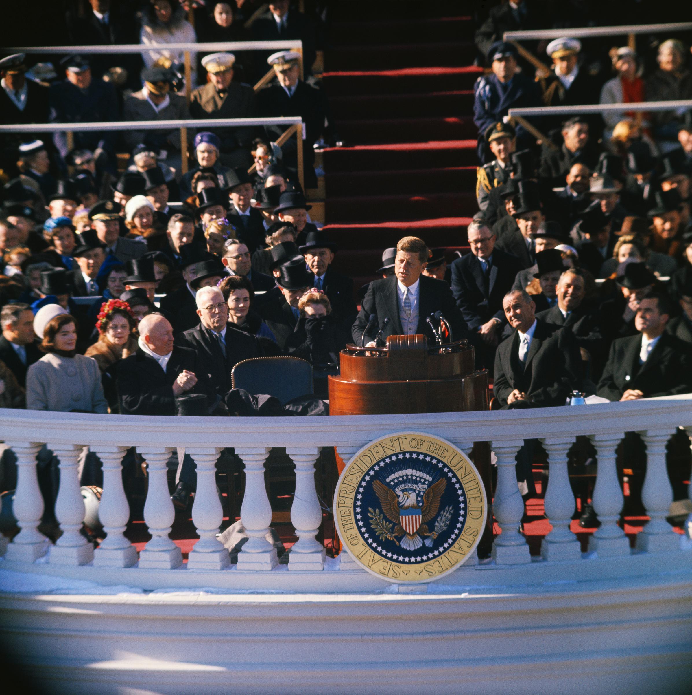 Le président John F. Kennedy prononce son discours d'investiture depuis le portique Est du Capitole des États-Unis à Washington, D.C., le 20 janvier 1961. | Source : Getty Images