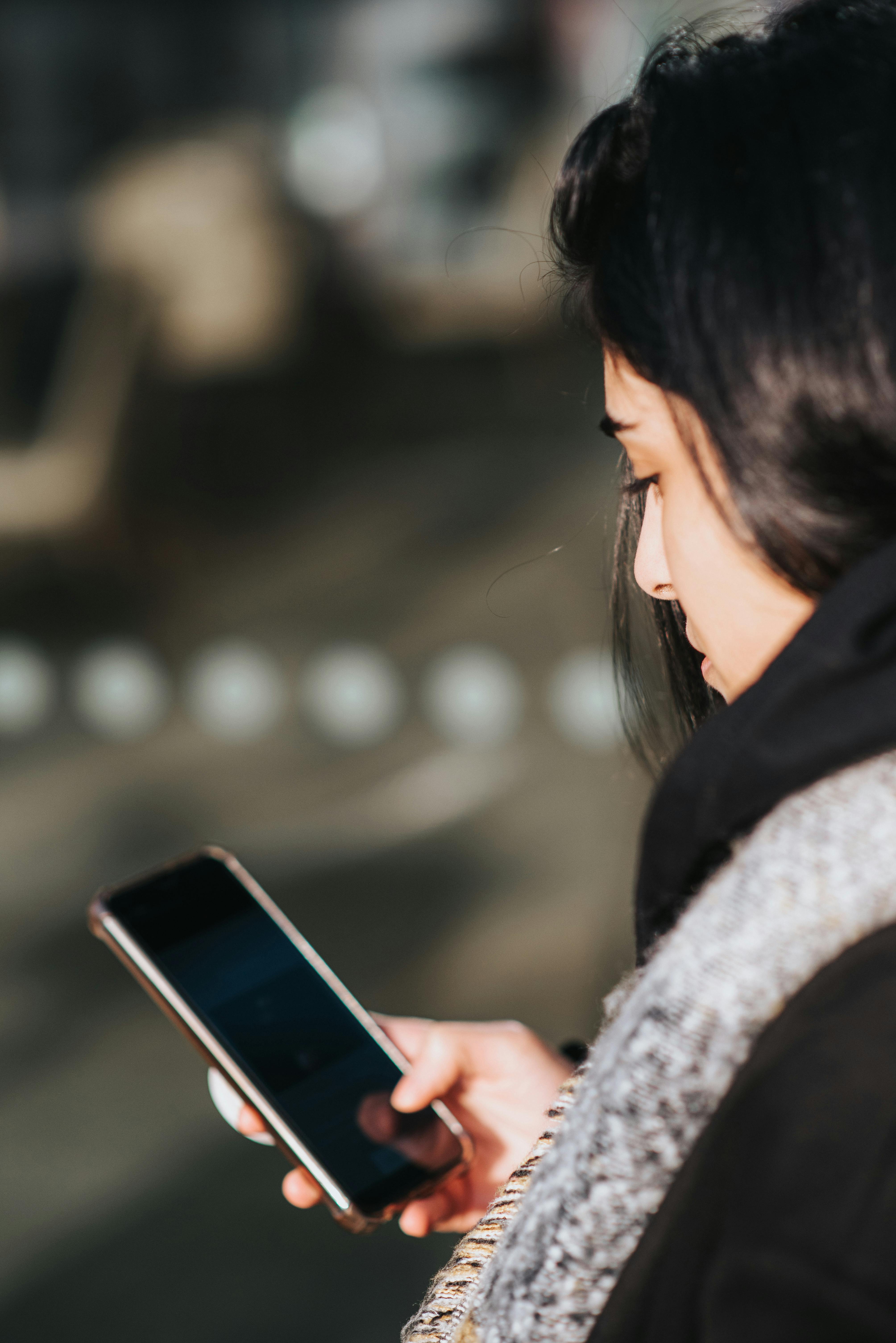 Une femme utilisant son téléphone | Source : Pexels