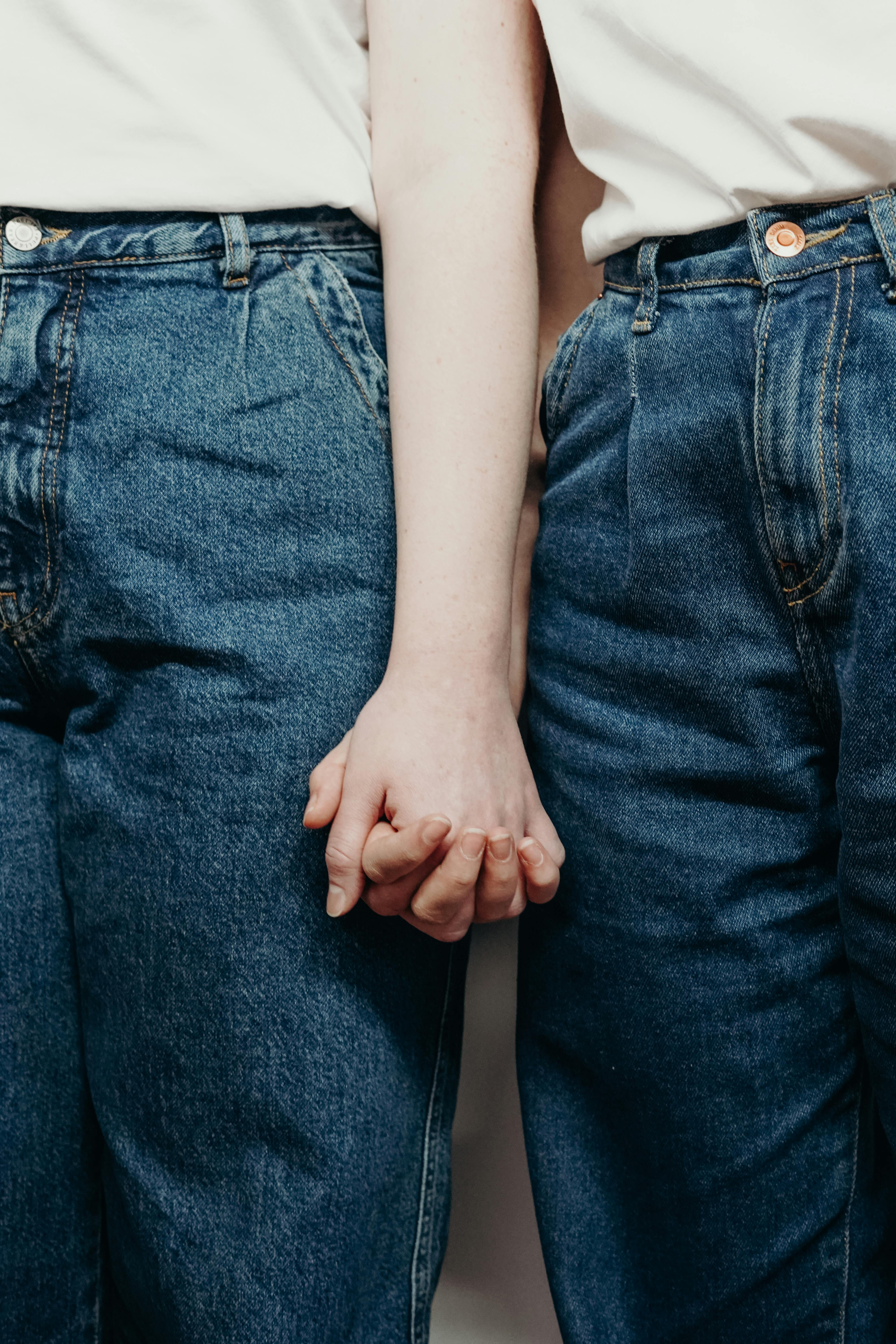 Deux jeunes femmes se tenant la main | Source : cottonbro studio on Pexels