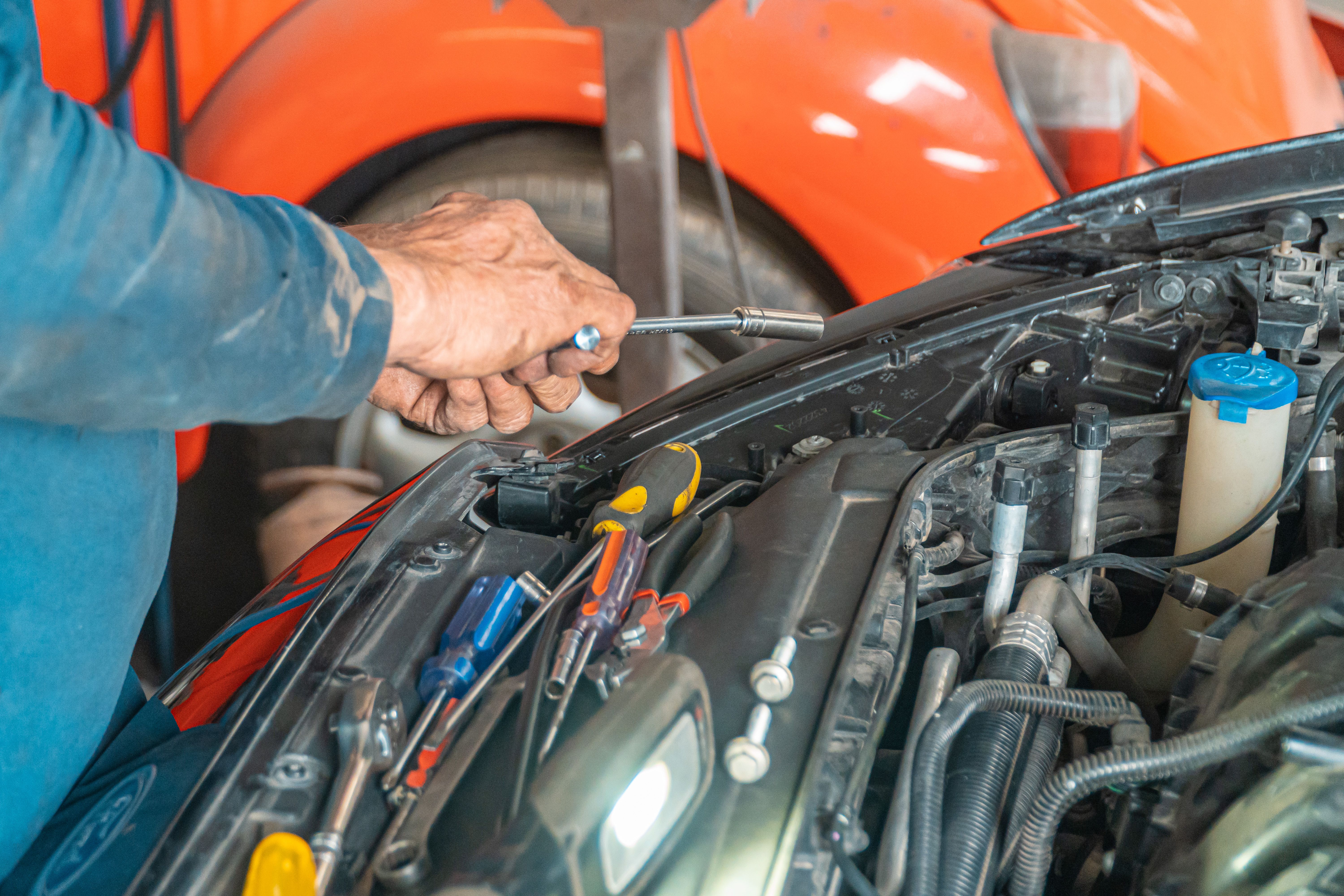 Un mécanicien effectue l'entretien du moteur d'une voiture | Source : Pexels