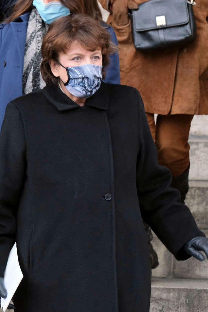 La ministre de la Culture Roselyne Bachelot assiste à l'hommage à Robert Hossein à l'église Saint Sulpice le 09 février 2021 à Paris, France | Photo : Getty Images