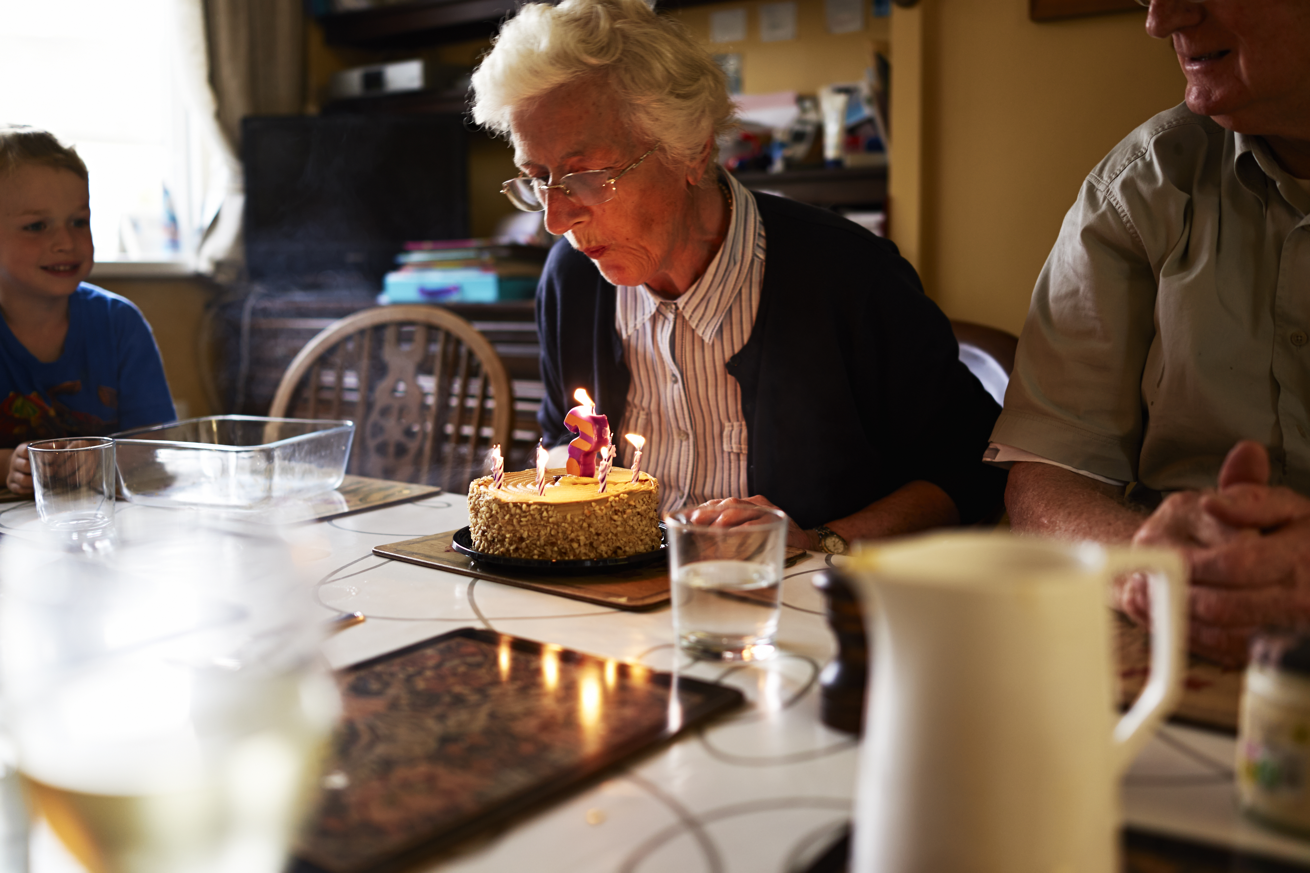 Femme âgée fêtant son anniversaire | Source : Getty Images