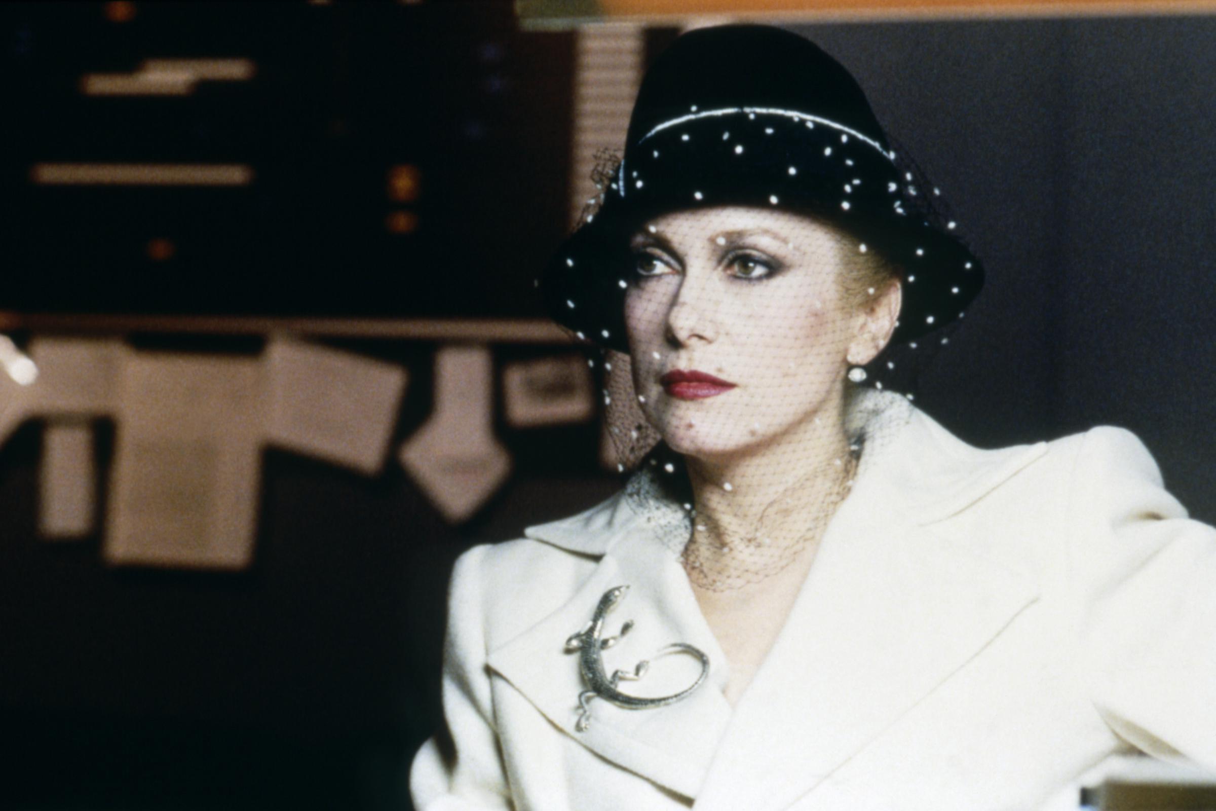 Catherine Deneuve sur le plateau de tournage de "Les Prédateurs" en 1983. | Source : Getty Images