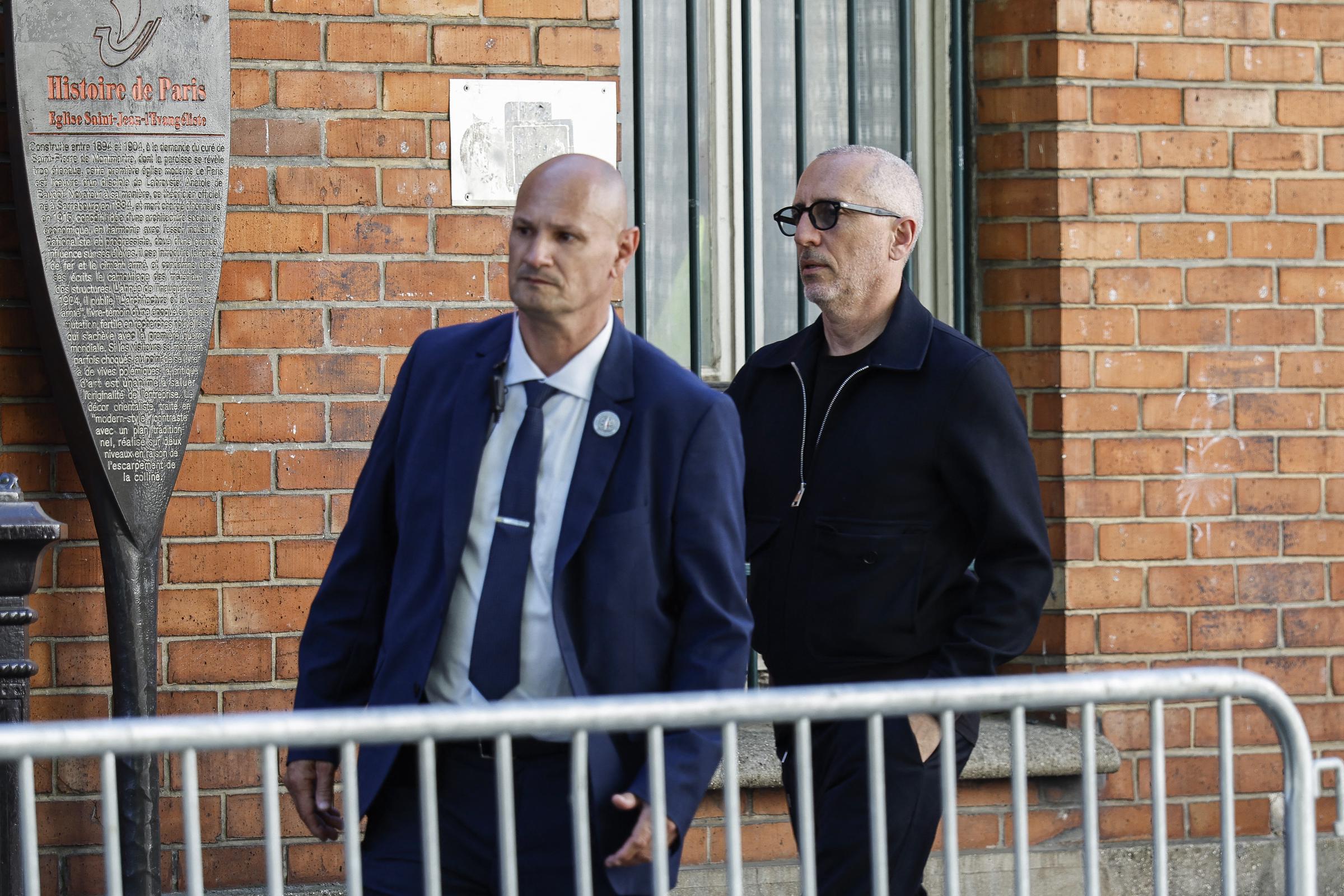 L'humoriste maroco-canadien Gad Elmaleh arrive aux funérailles de l'actrice française Nadia Fares à l'église Saint-Jean-de-Montmartre à Paris, le 24 avril 2026. Nadia Fares est décédée le 17 avril 2026, à l'âge de 57 ans, après avoir été retrouvée inconsciente dans une piscine à Paris et avoir passé plusieurs jours dans le coma I Source : Getty Images