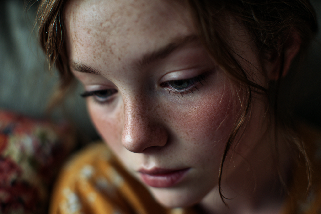 Une fille qui regarde vers le bas | Source : Midjourney