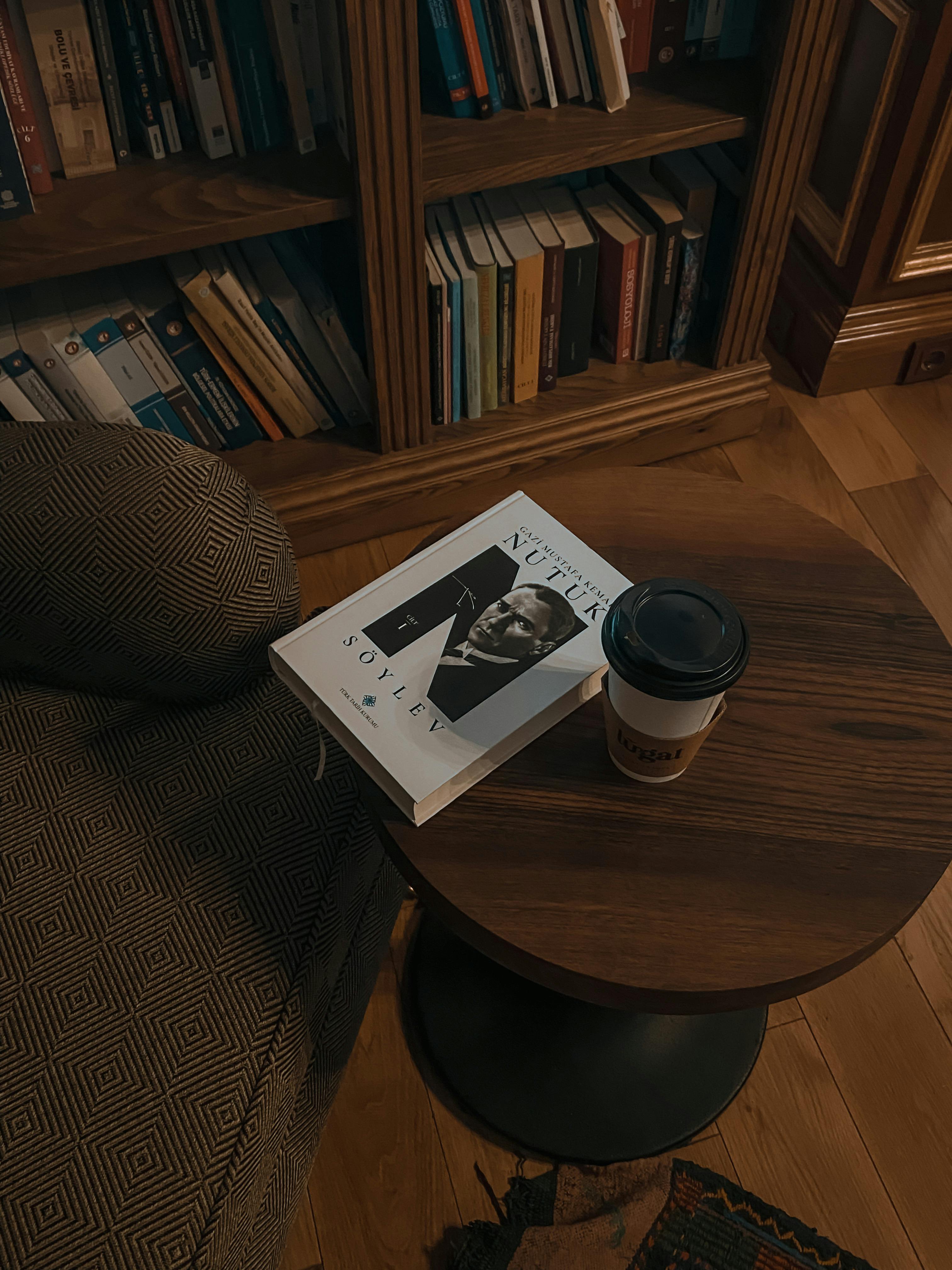 Une tasse à café et un livre sur une table | Source : Pexels