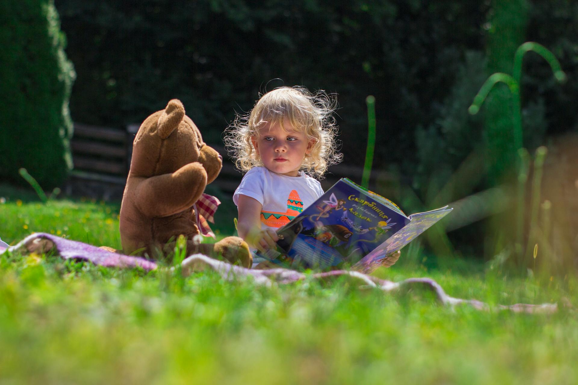 Un enfant qui regarde un livre | Source : Pexels