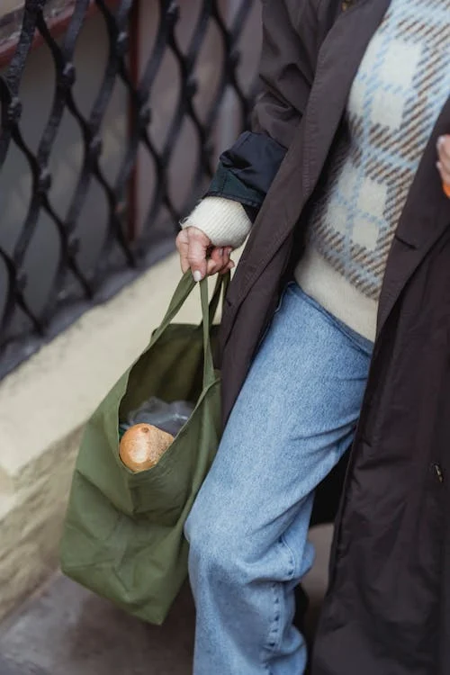 Une femme portant un sac | Source : Pexels