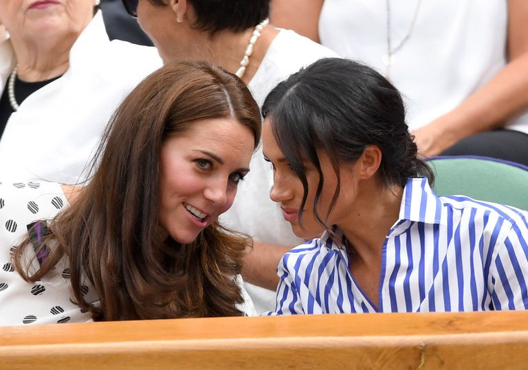 Kate Middleton et Meghan Markle lors de la douzième journée des championnats de tennis de Wimbledon au All England Lawn Tennis and Croquet Club, le 14 juillet 2018 à Londres, en Angleterre. / Source : Getty Images