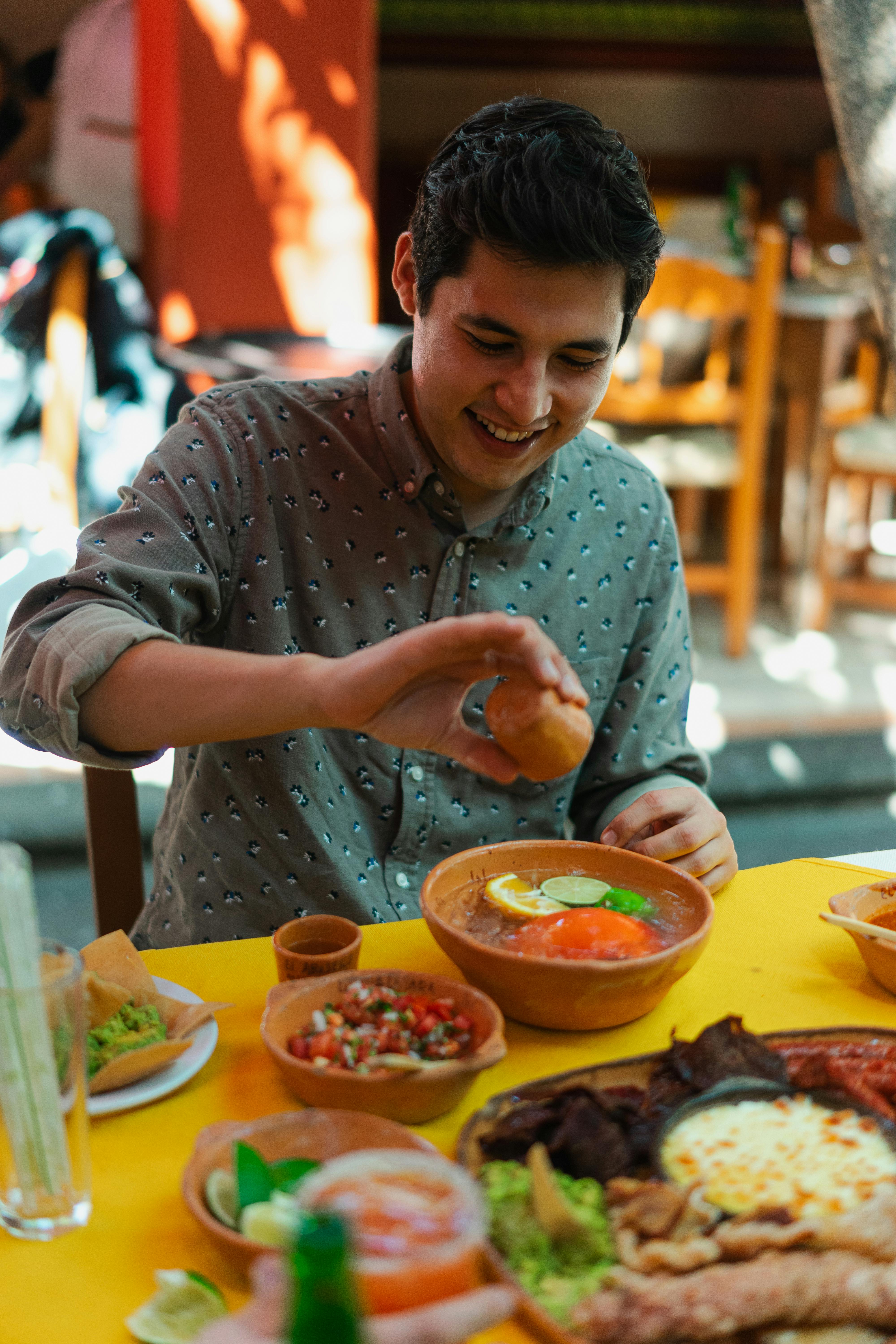 Homme avec de la nourriture | Source : Pexels