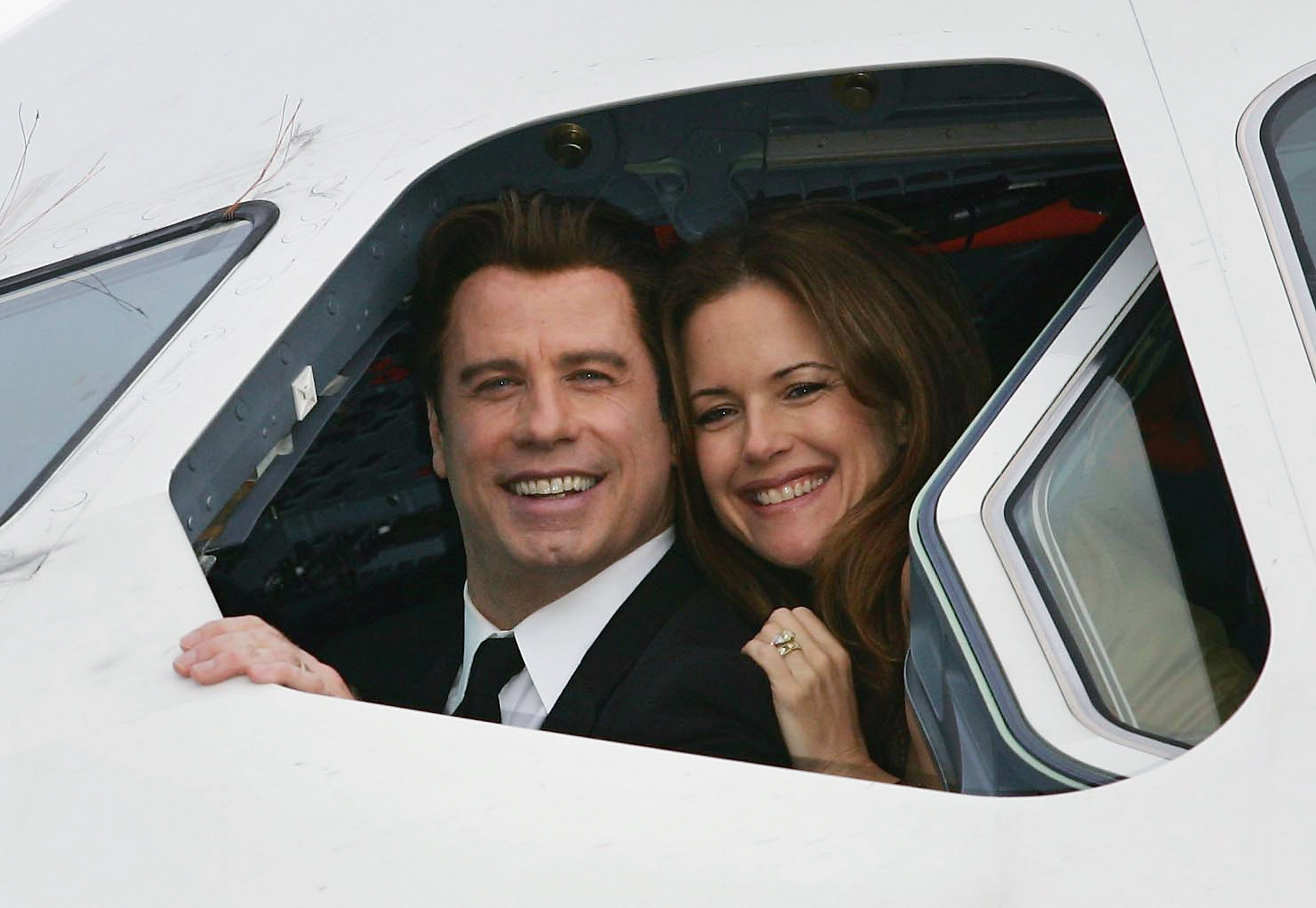 L'acteur John Travolta et son épouse, l'actrice Kelly Preston, dans le cockpit d'un Airbus A380 à l'aéroport international de Brisbane le 15 novembre 2005 à Brisbane, Australie. | Source : Getty Images