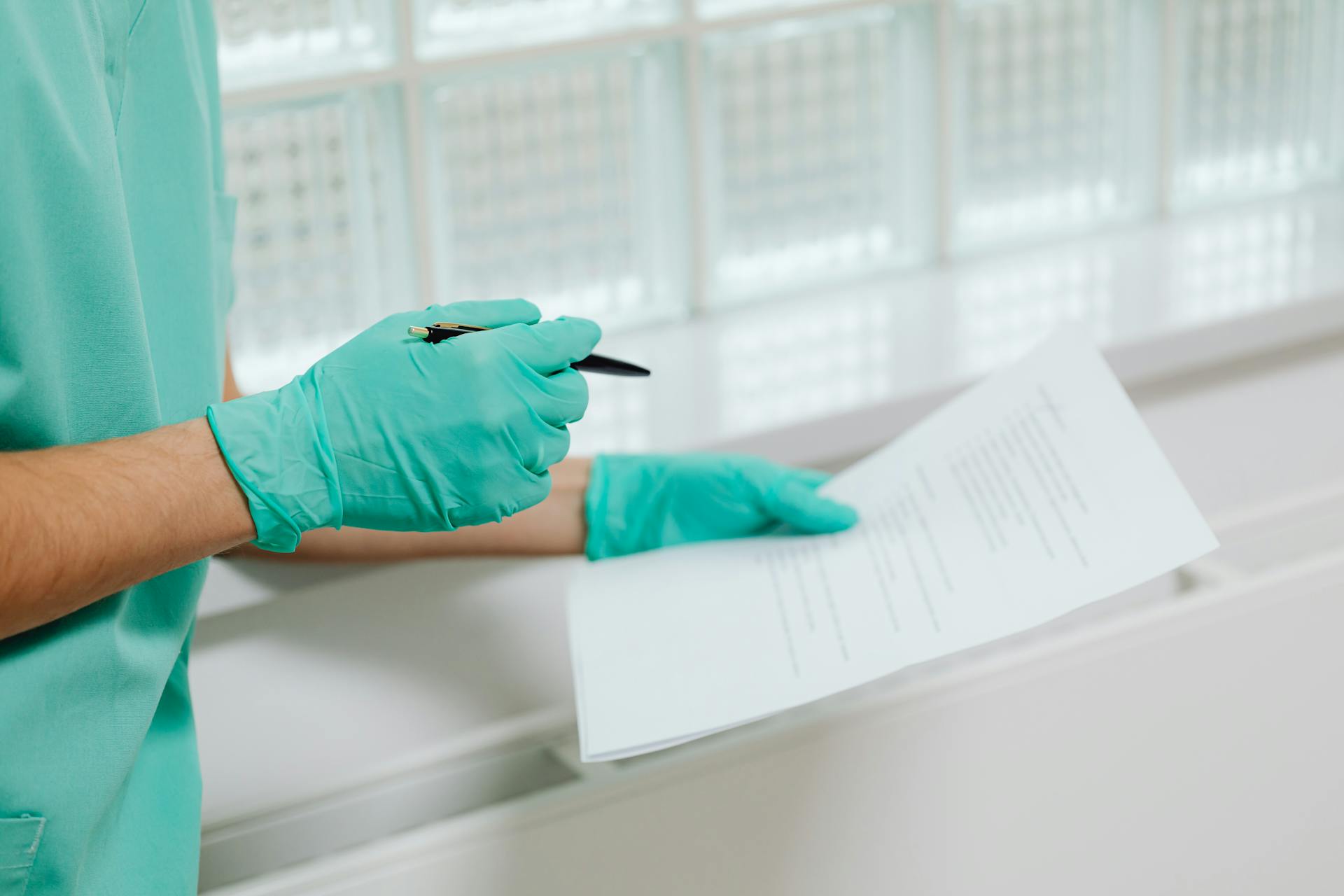 Un médecin regarde un rapport | Source : Pexels