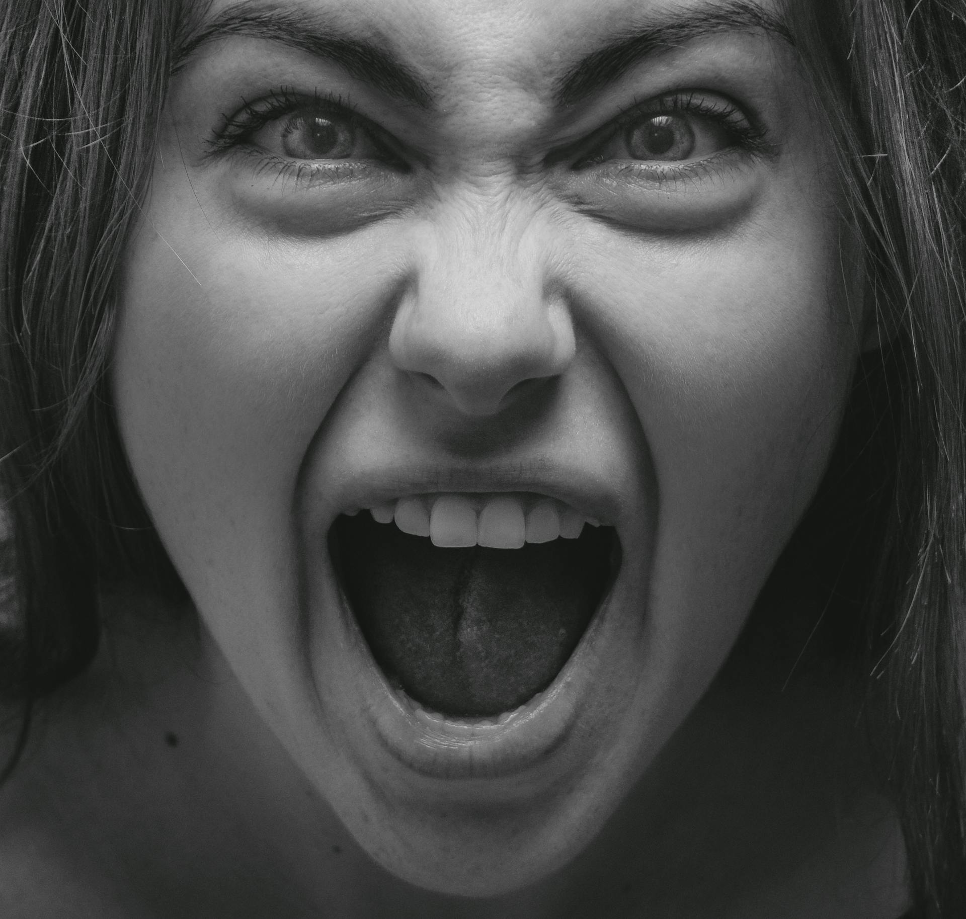 Une femme s'adressant avec colère à quelqu'un | Source : Pexels