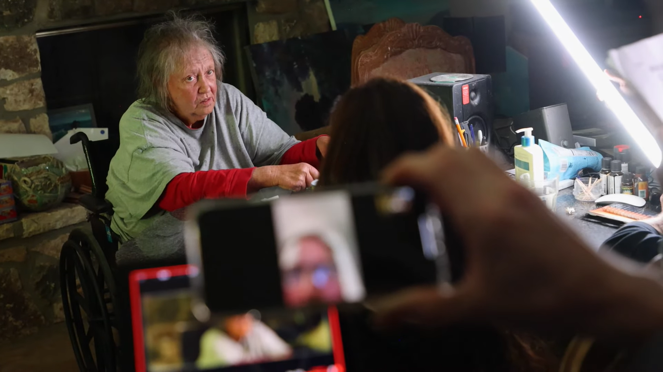 Shelley Duvall sur le plateau de tournage de "The Forrest Hills", 2023 | Source : YouTube/TheForrestHills