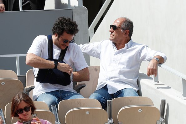 Le chanteur Amir et son père Rene-Mikhael Haddad assistent aux Internationaux de tennis de France 2019. |Photo : Getty Images