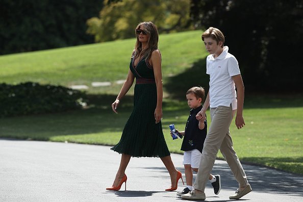 Melania Trump avec son fils Barron et son petit-fils Joseph Frederick Kushner sur la pelouse sud de la Maison Blanche le 25 août 2017. |  Photo : Getty Images