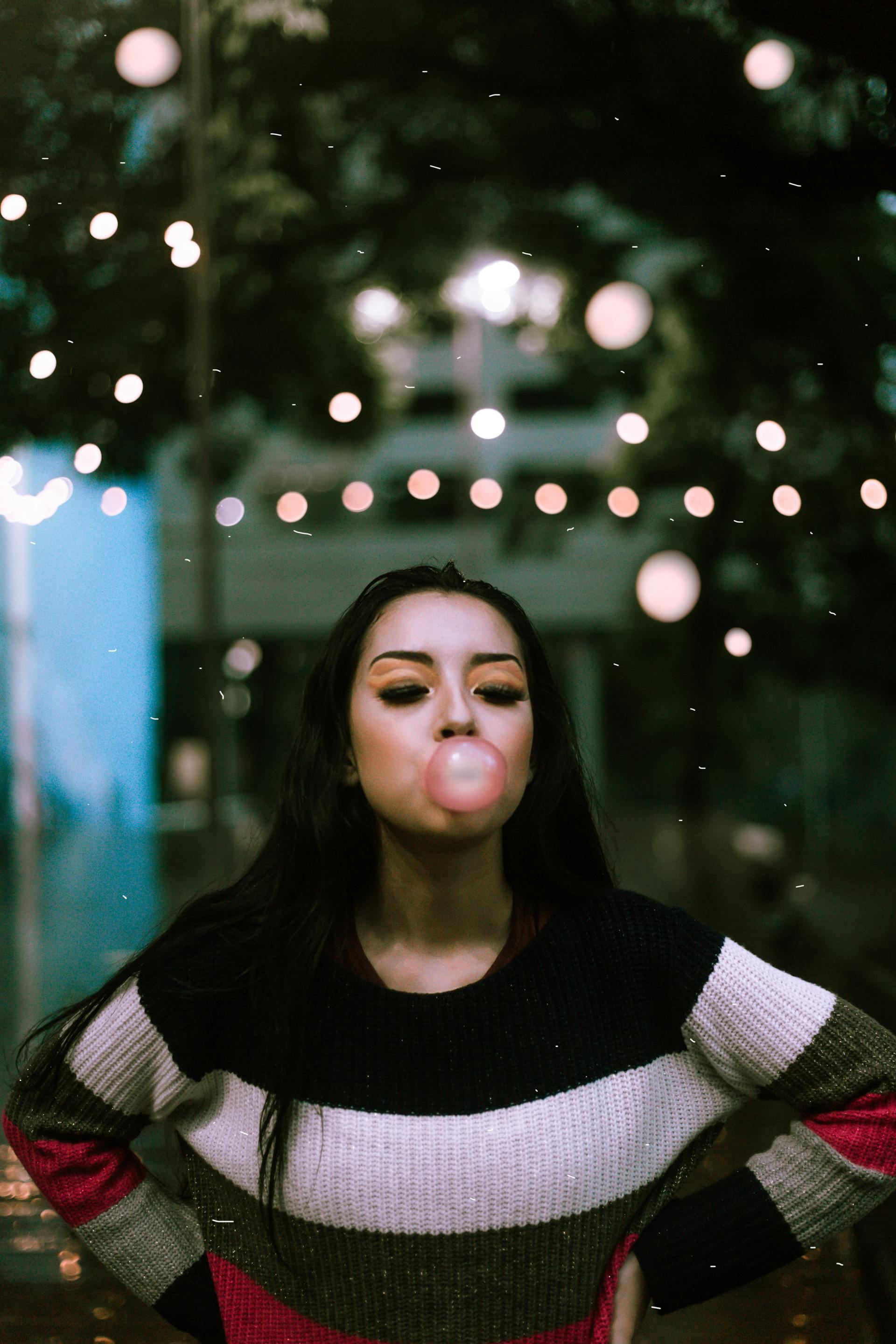 Une jeune femme soufflant des bulles de chewing-gum | Source : Pexels