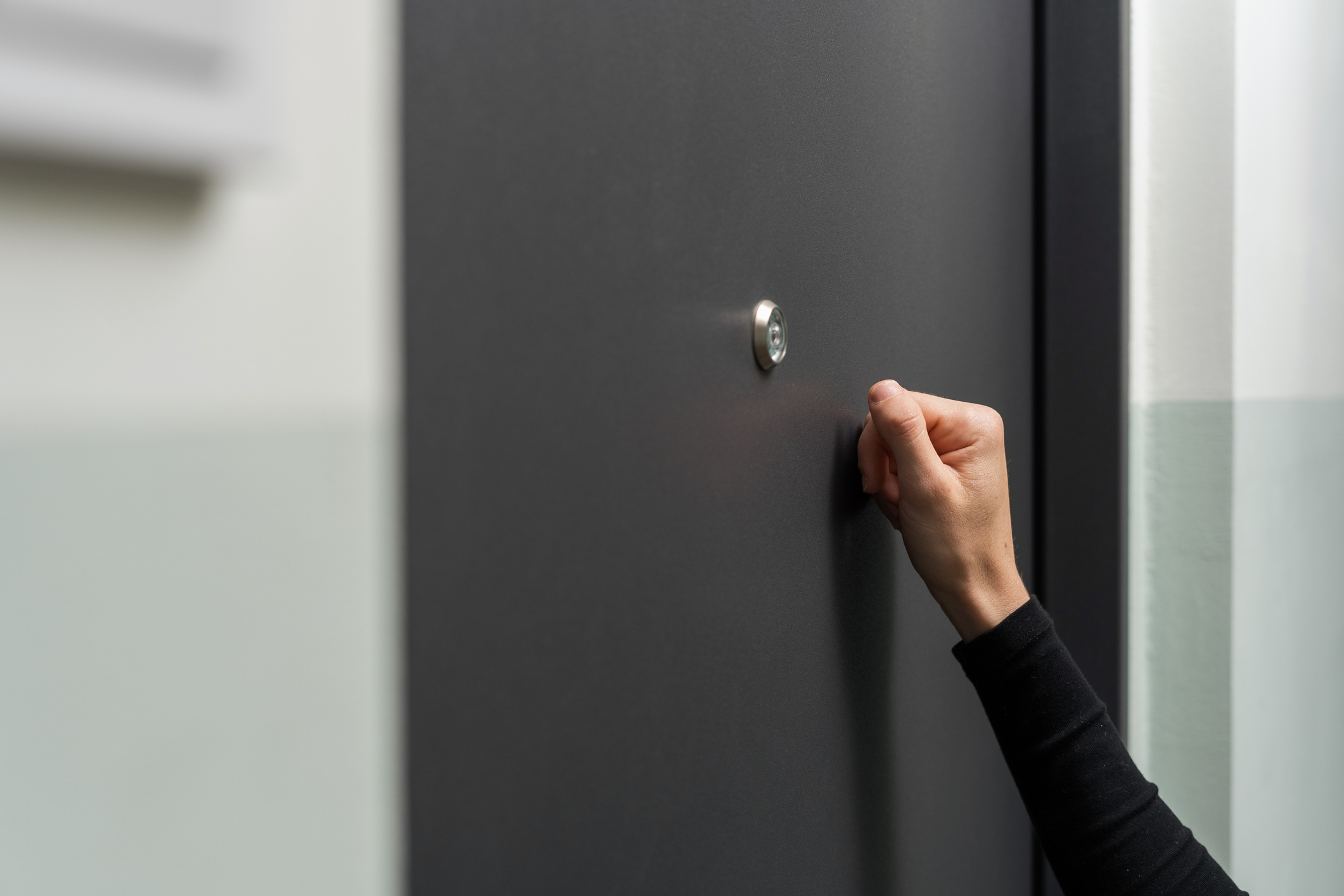Une personne qui frappe à la porte | Source : Getty Images