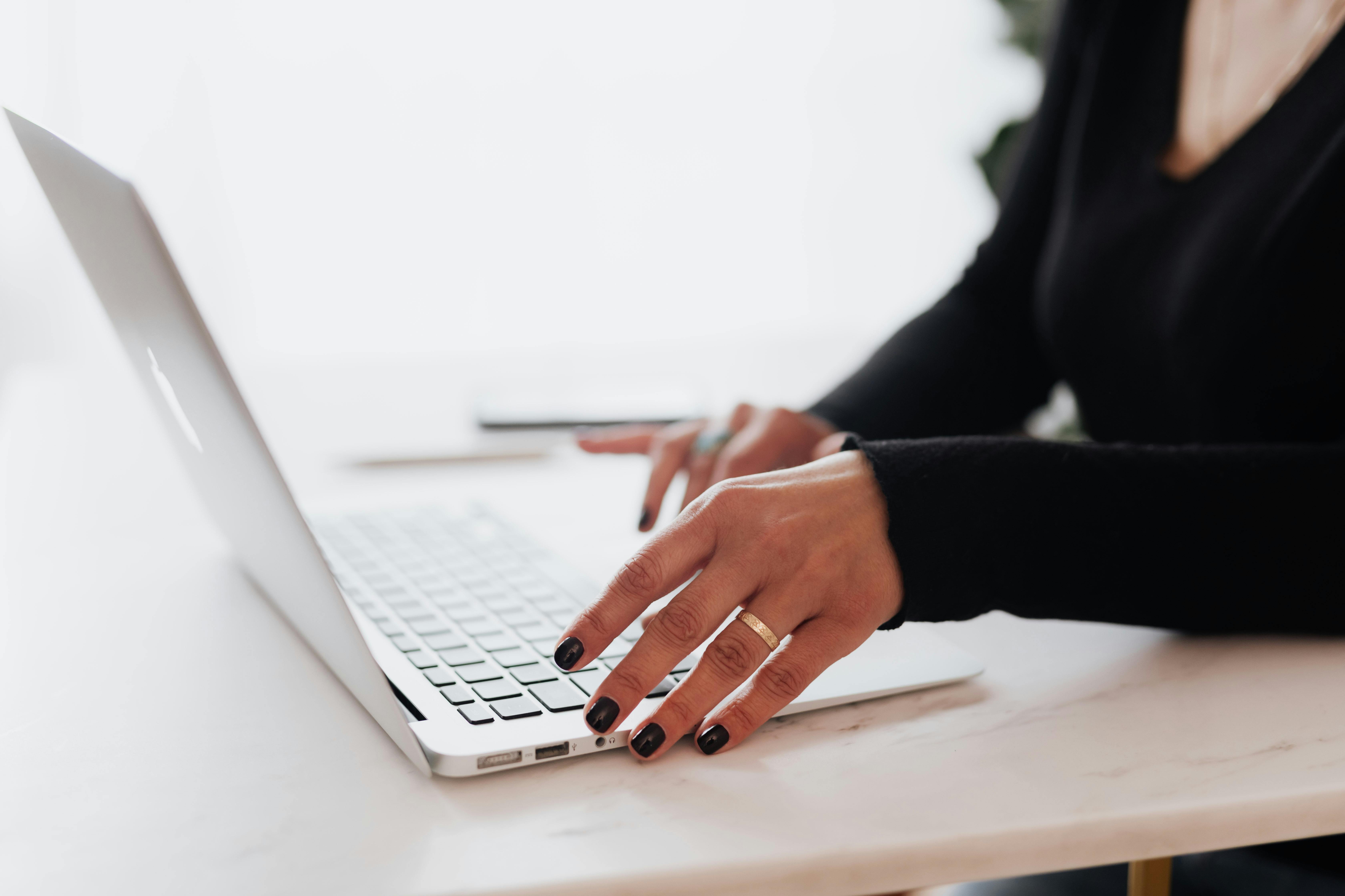 A woman using a laptop | Source: Pexels