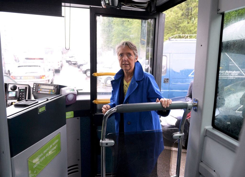 Elisabeth Borne monte dans un bus après avoir assisté à la présentation du futur métro MP14 au siège du géant français des transports Alstom à Saint-Ouen, le 30 mai 2016. | Photo : Getty Images