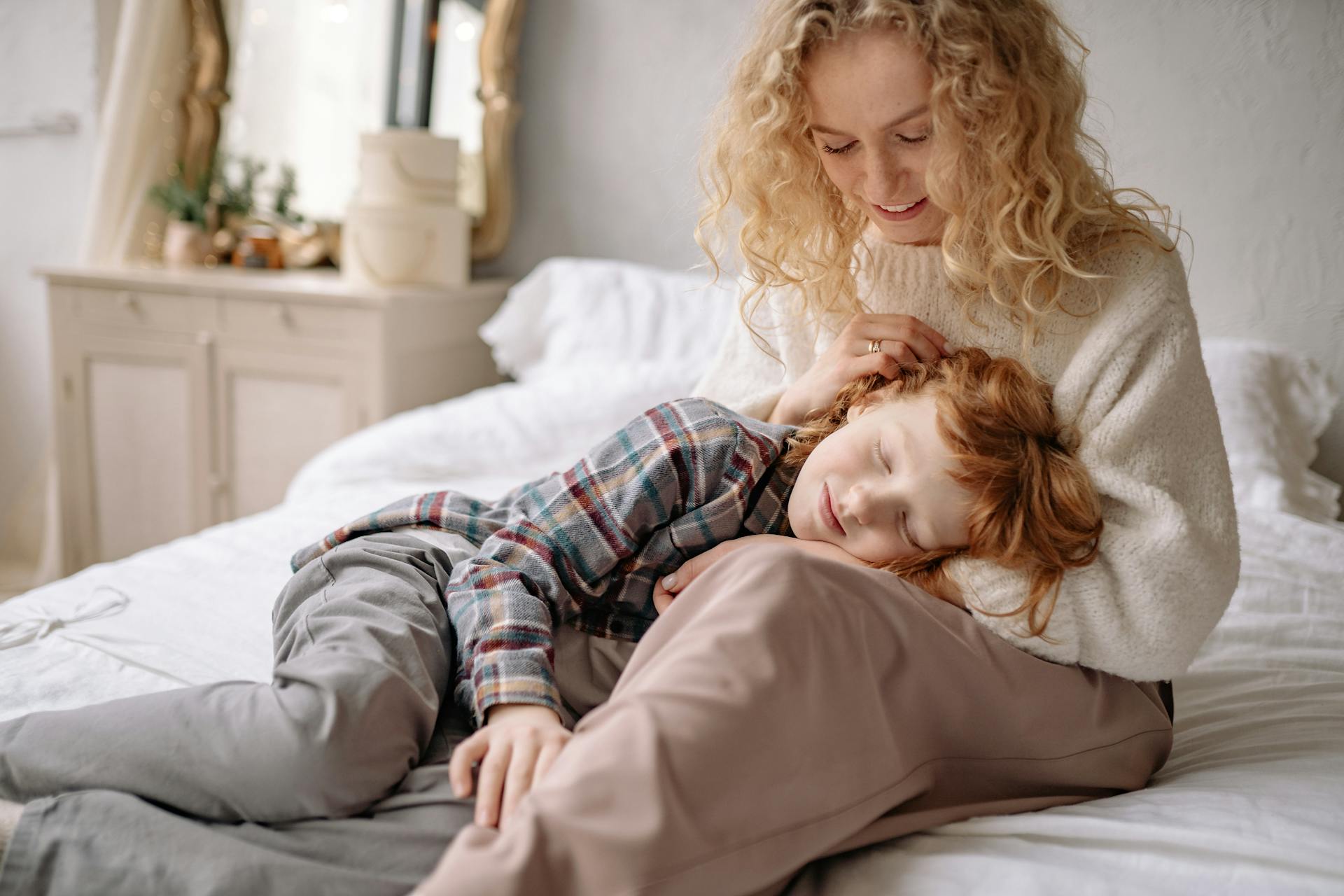 Une mère et son fils se rapprochant l'un de l'autre | Source : Pexels