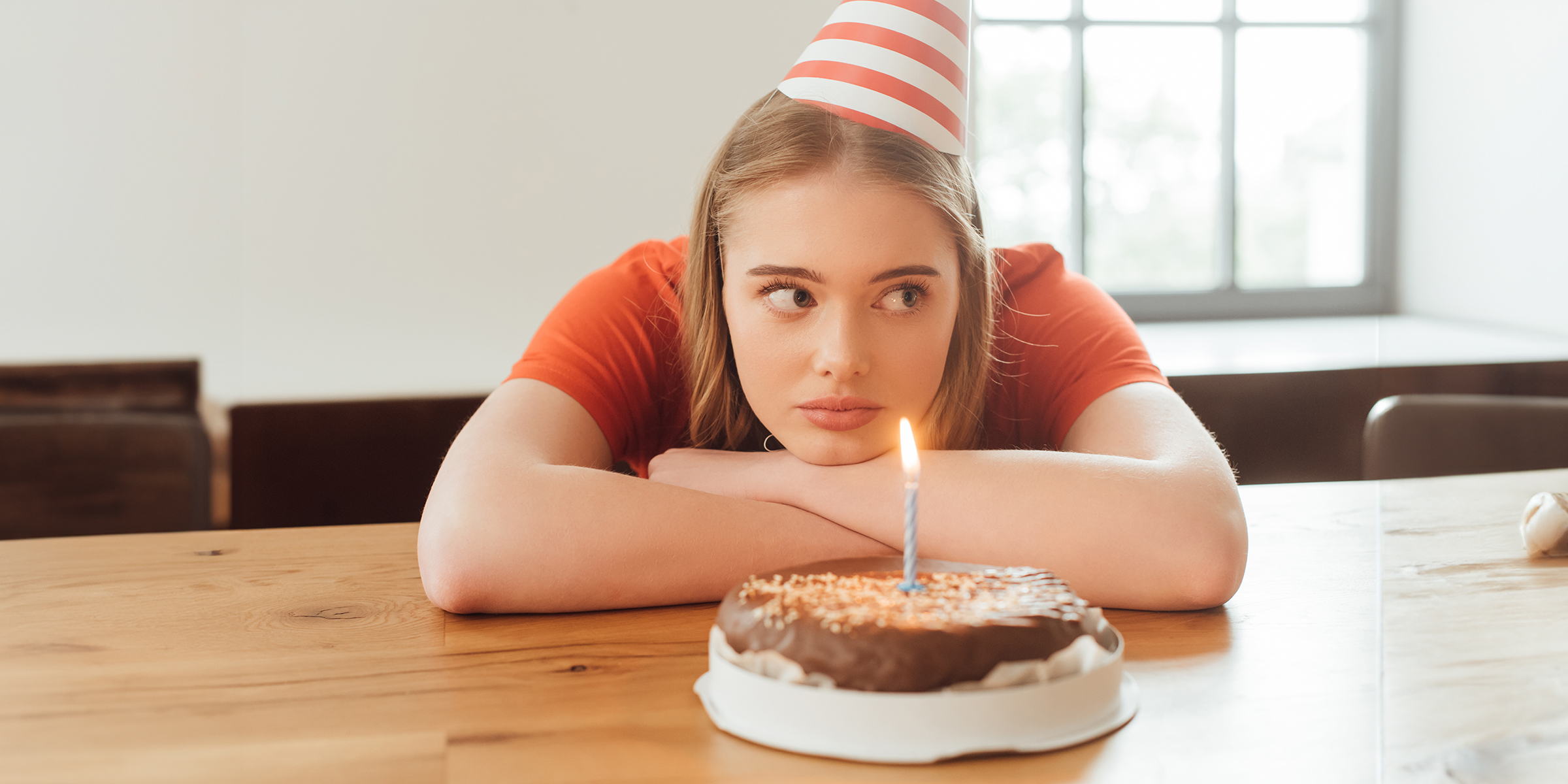 Une fille qui s'ennuie avec un gâteau | Source : Shutterstock