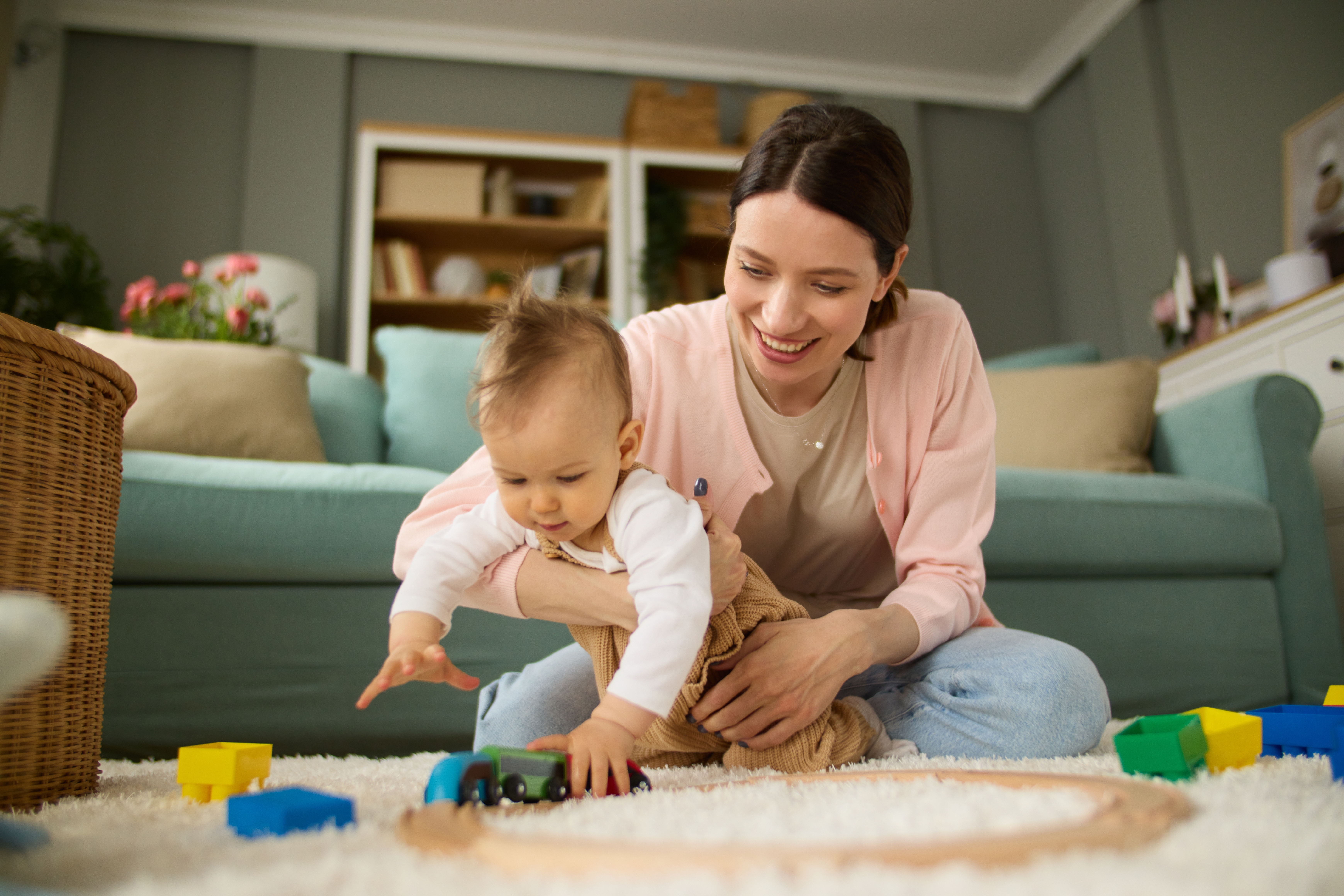 Uma mulher brincando com seu filho | Fonte: Shutterstock