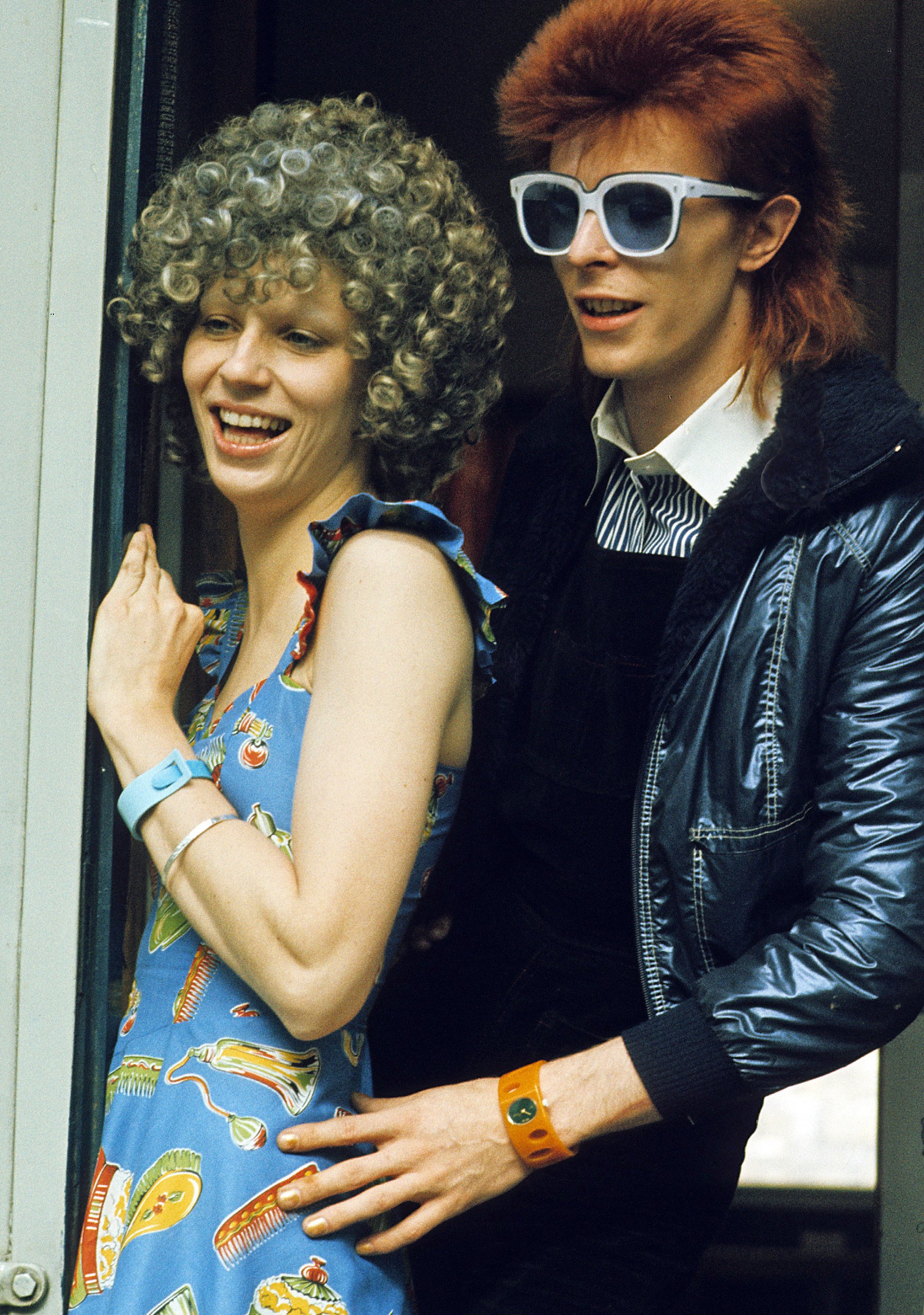David Bowie avec Angie Bowie à Londres en 1974 | Photo : Zak Hussein/Corbis via Getty Images
