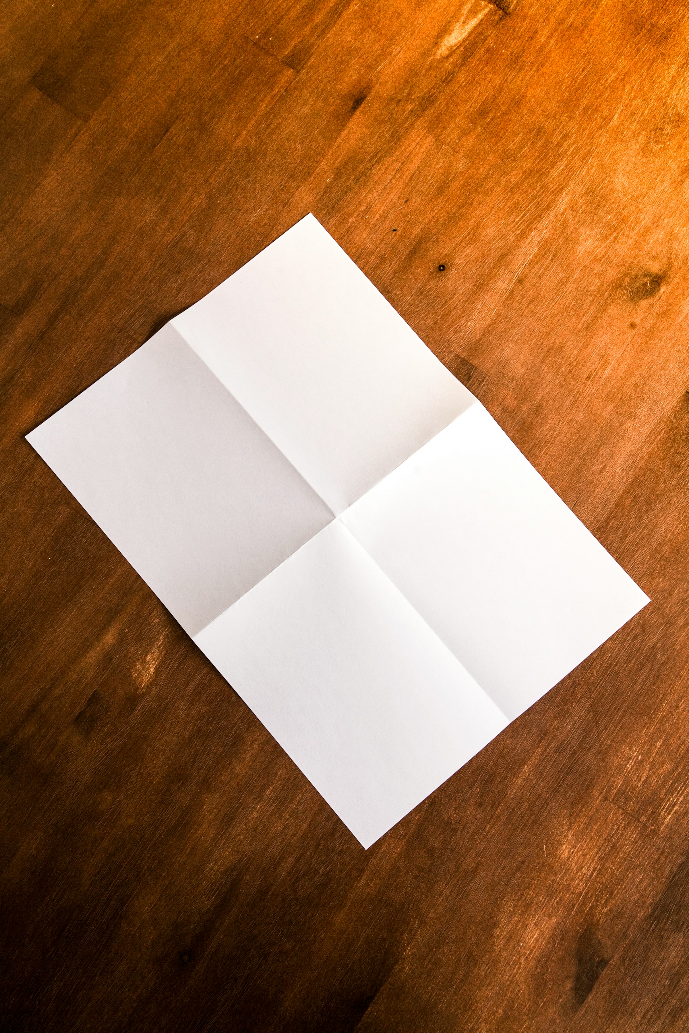 Une feuille de papier pliée sur le sol | Source : Unsplash