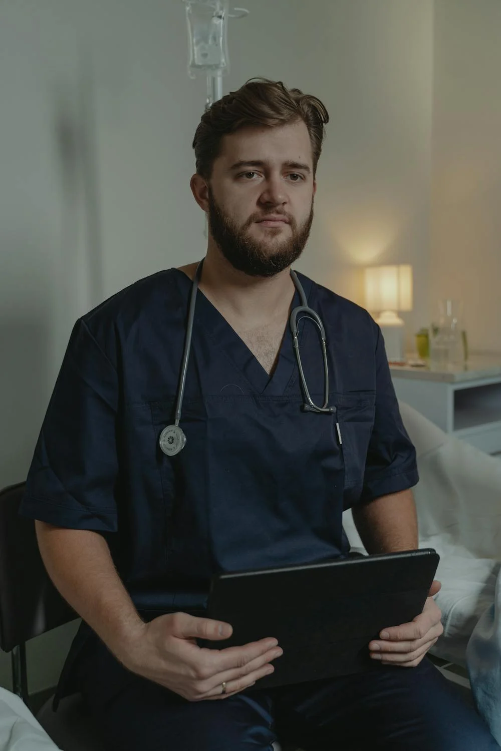 Un médecin tenant une tablette | Source : Pexels