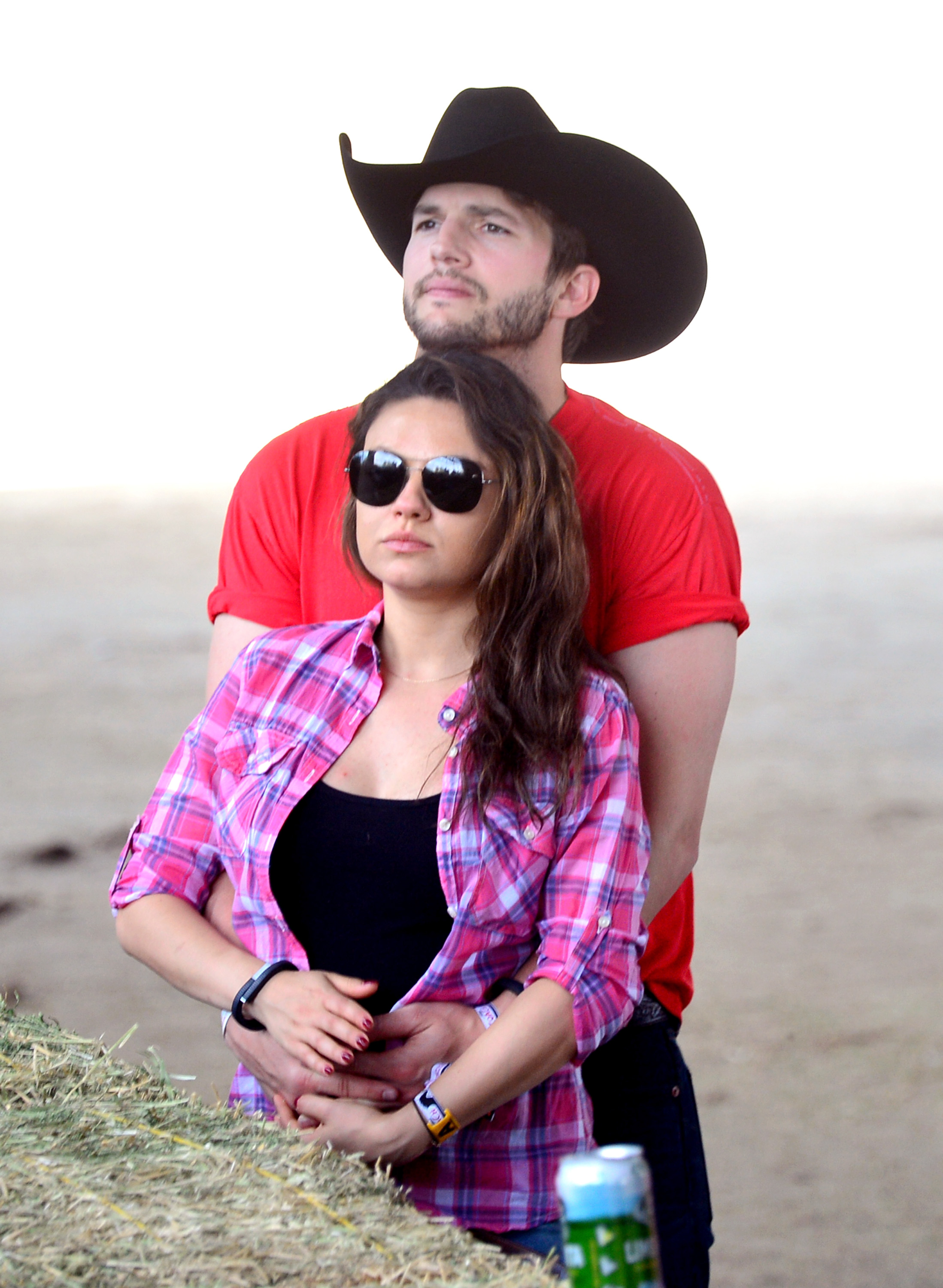 Ashton Kutcher et Mila Kunis assistent au premier jour de l'édition 2014 du Stagecoach : California's Country Music Festival le 25 avril 2014 | Source : Getty Images